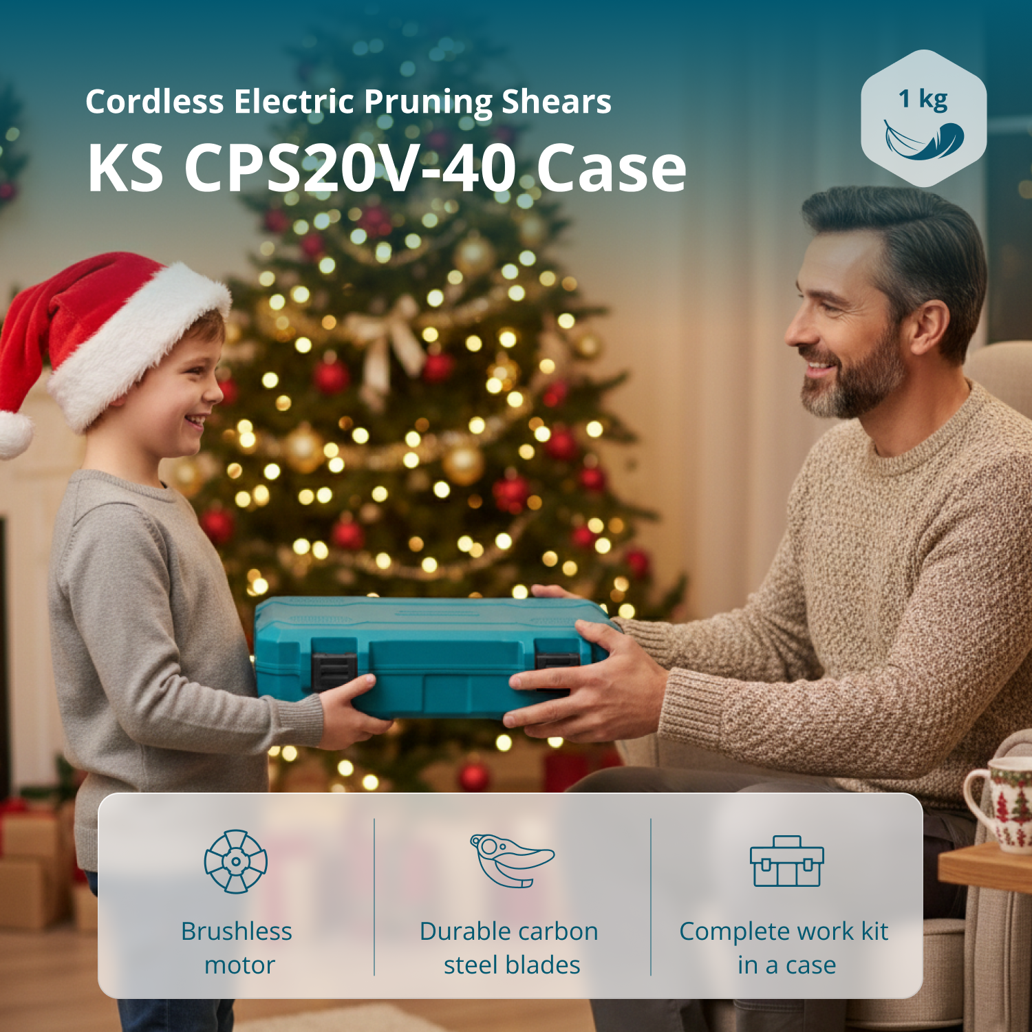 Mężczyzna daje synowi turkusową walizkę na sekator obok choinki.