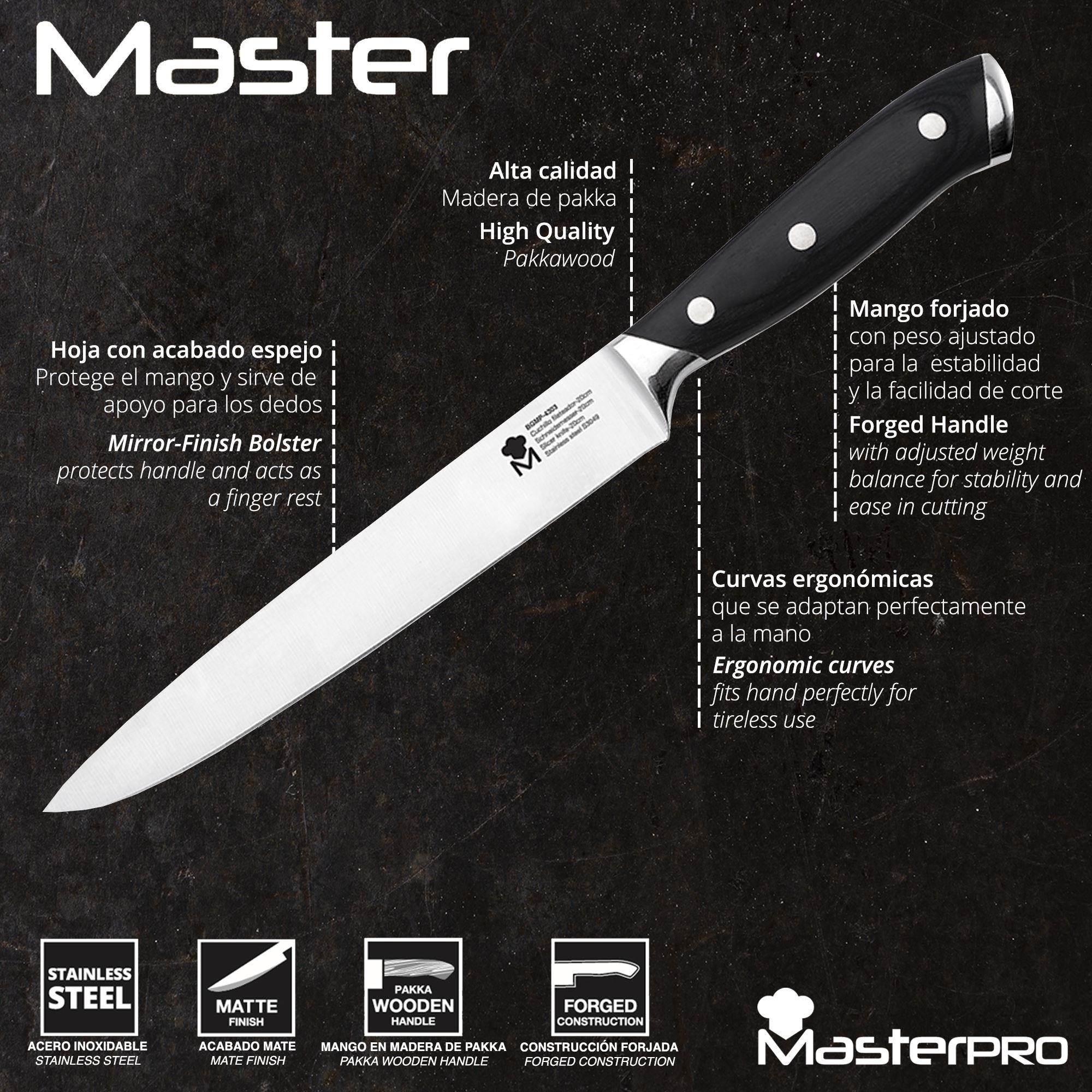 Un cuchillo con hoja pulida a espejo y mango de pakkawood negro sobre fondo oscuro.