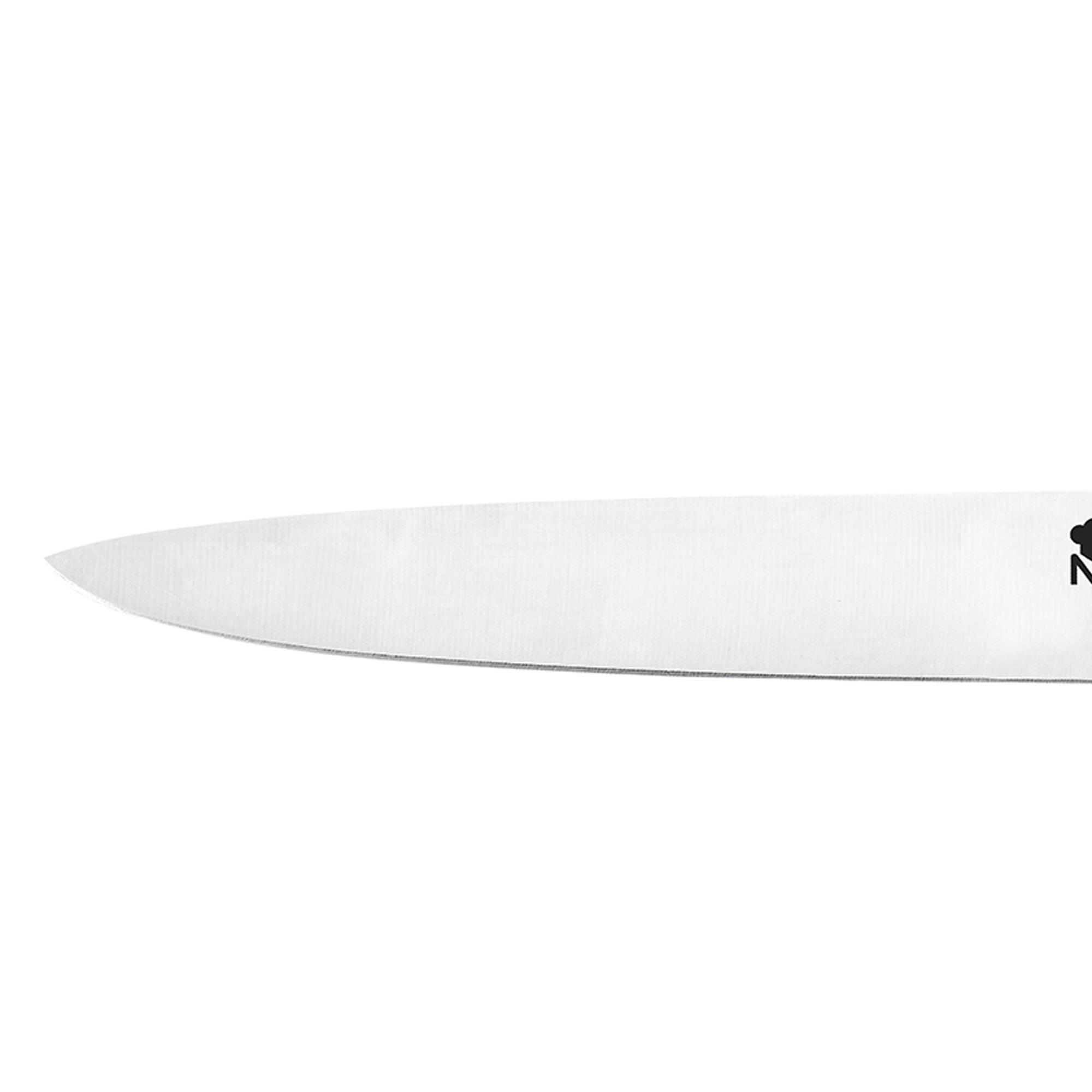 Primer plano de la hoja de un cuchillo de metal con punta afilada.