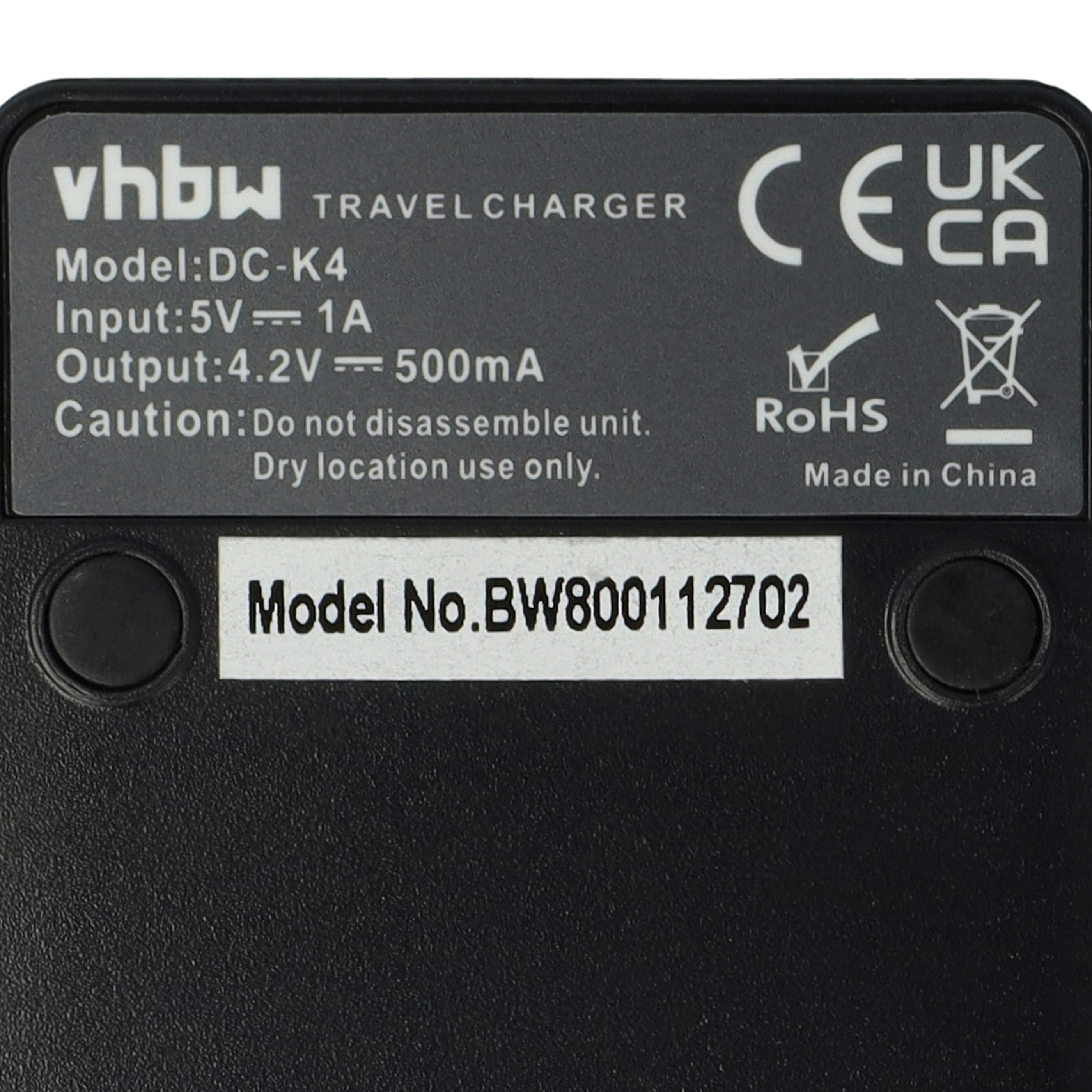 Schwarzes Ladegerät mit Beschriftung: vhbw TRAVELCHARGER, Modell DC-K4, Made in China.
