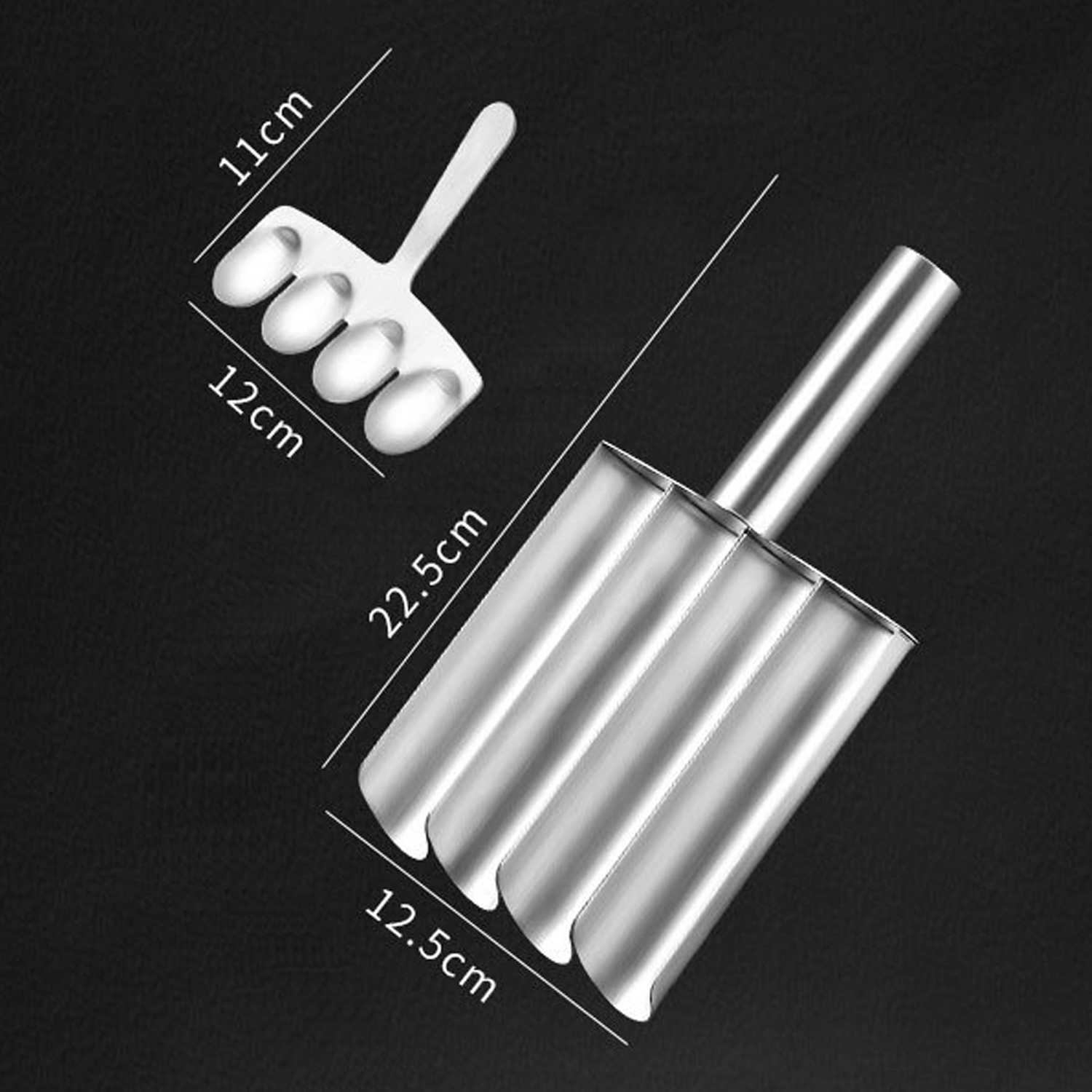 Dwie srebrne formy do pieczenia, jedna z czterema okrągłymi wgłębieniami, druga z pięcioma żebrami.