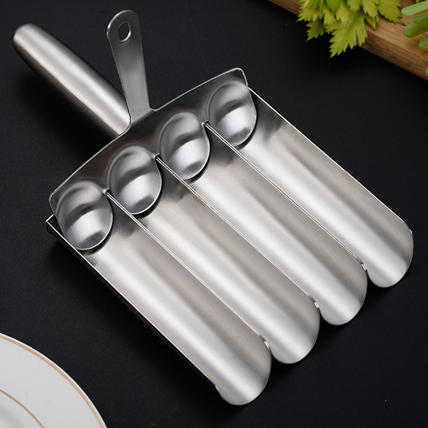 Błyszczące metalowe narzędzie z czterema rowkami do kształtowania żywności.