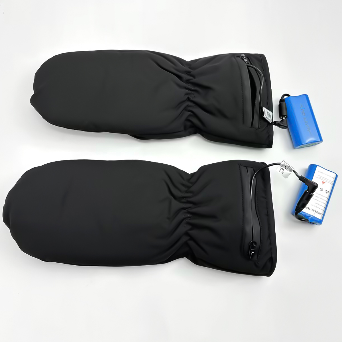 Due guanti neri riscaldati con batterie blu accanto.
