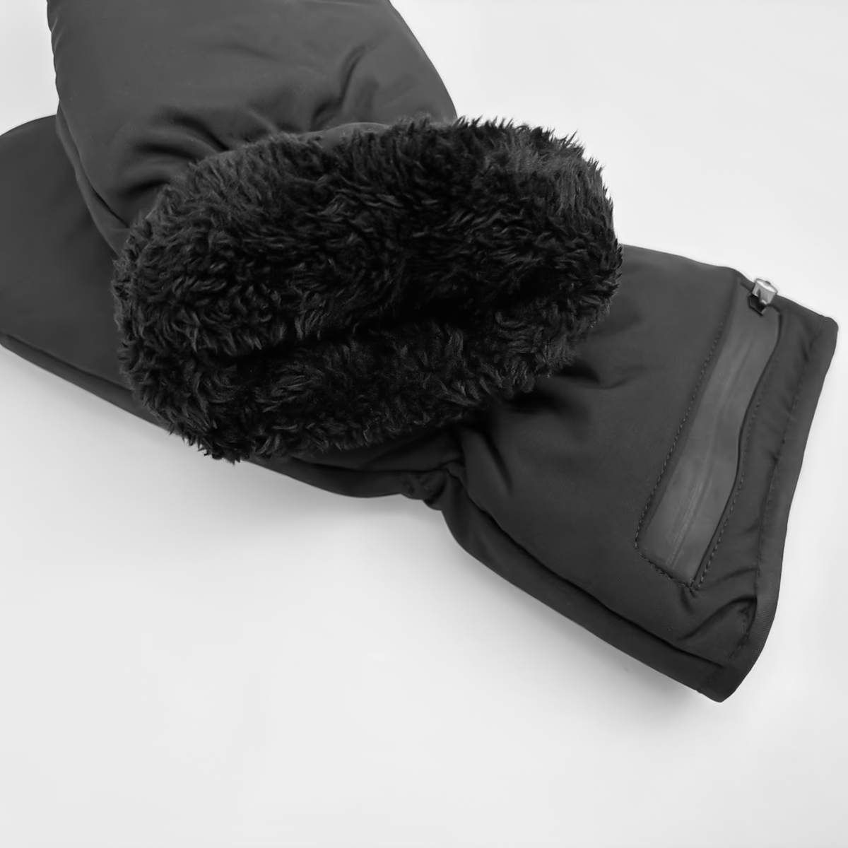 Muffole nere con fodera soffice, su sfondo bianco.