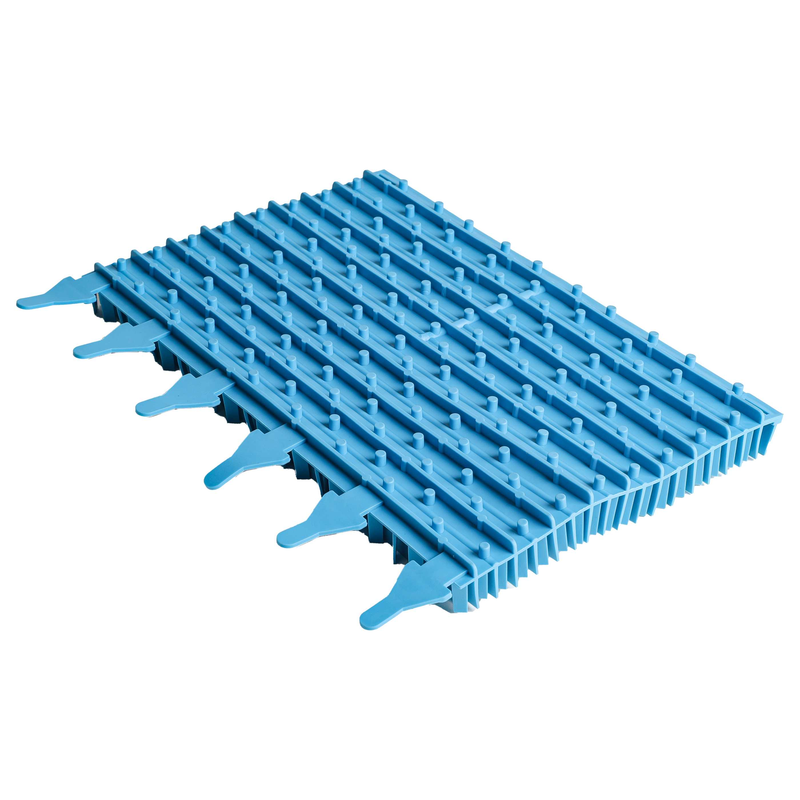 Eine blaue Kunststoffmatte mit Rillen und Stiften, weißer Hintergrund.
