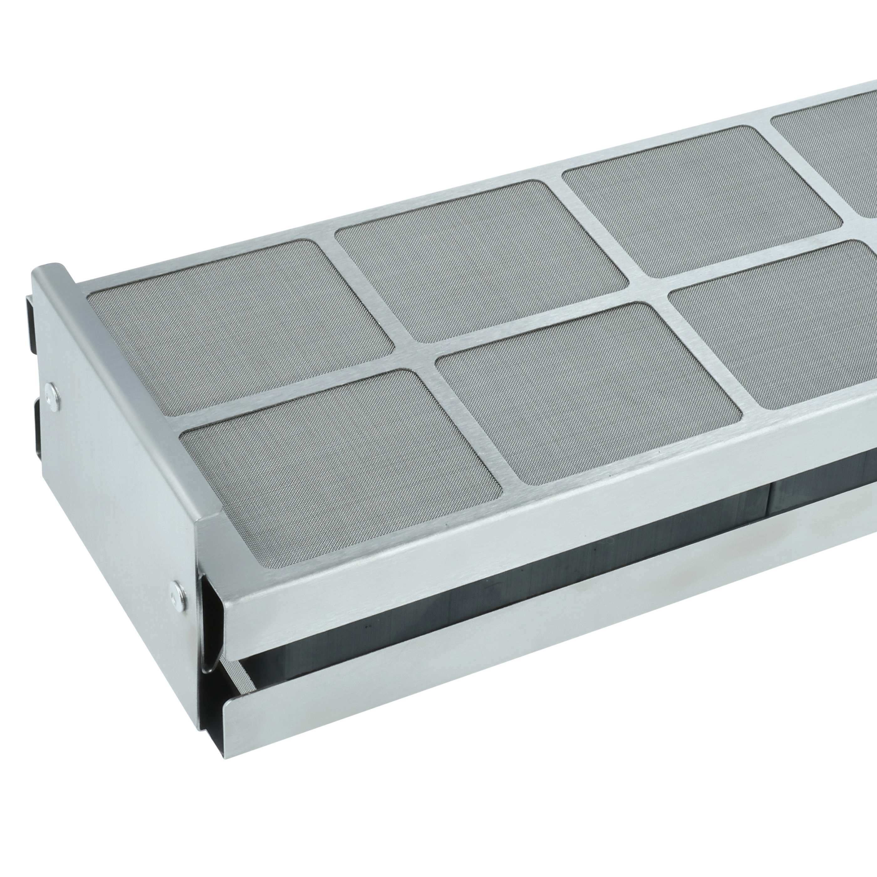 Metallfilter mit sechs quadratischen Gittern auf weißem Hintergrund.