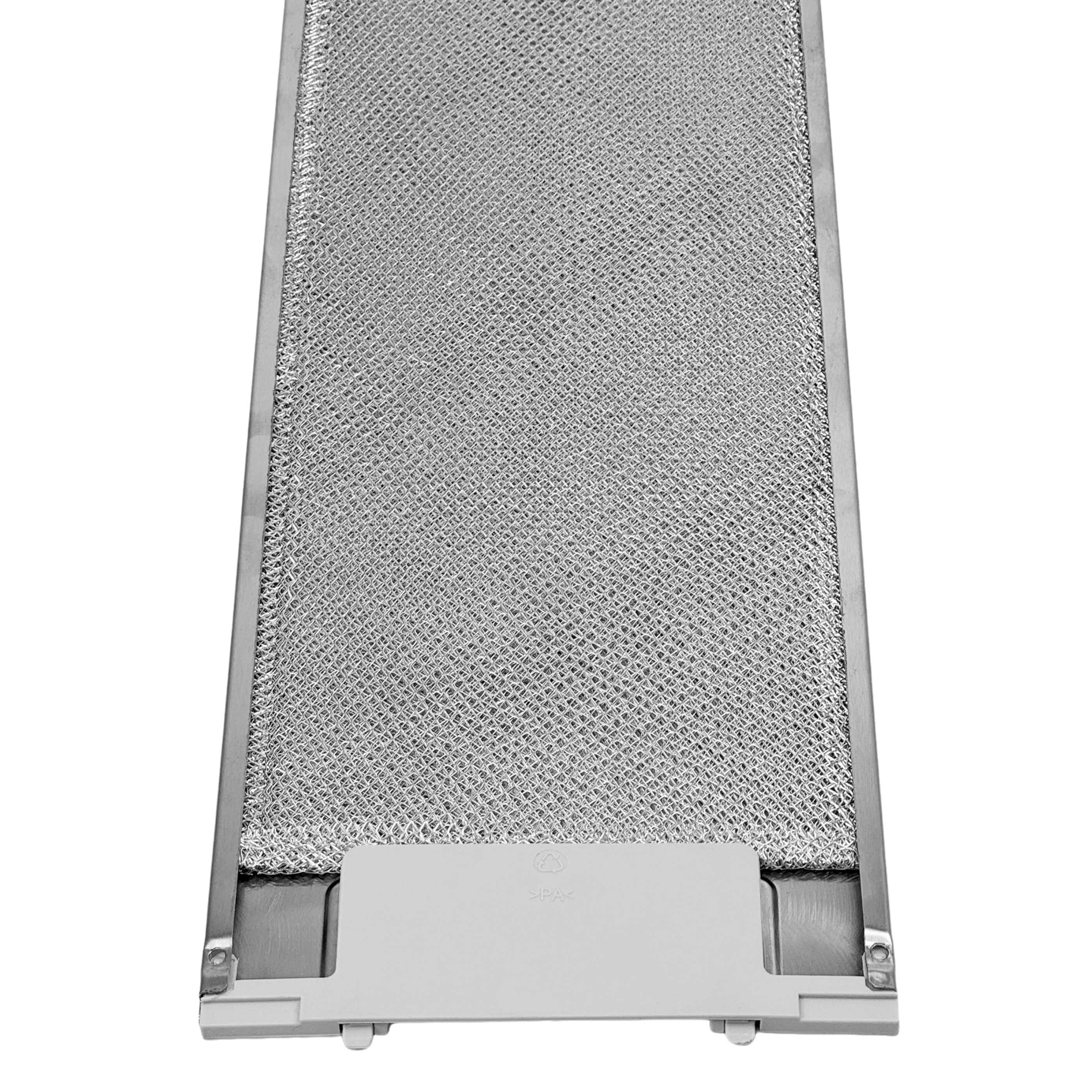 Ein silberner Dunstabzugshaubenfilter mit Metallgitter und weißem Rahmen.