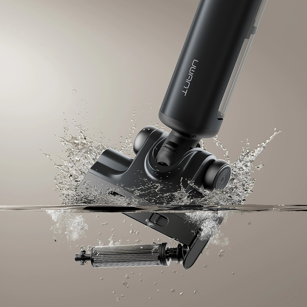 Czarna głowica odkurzacza zanurza się w wodzie, z rozpryskami.