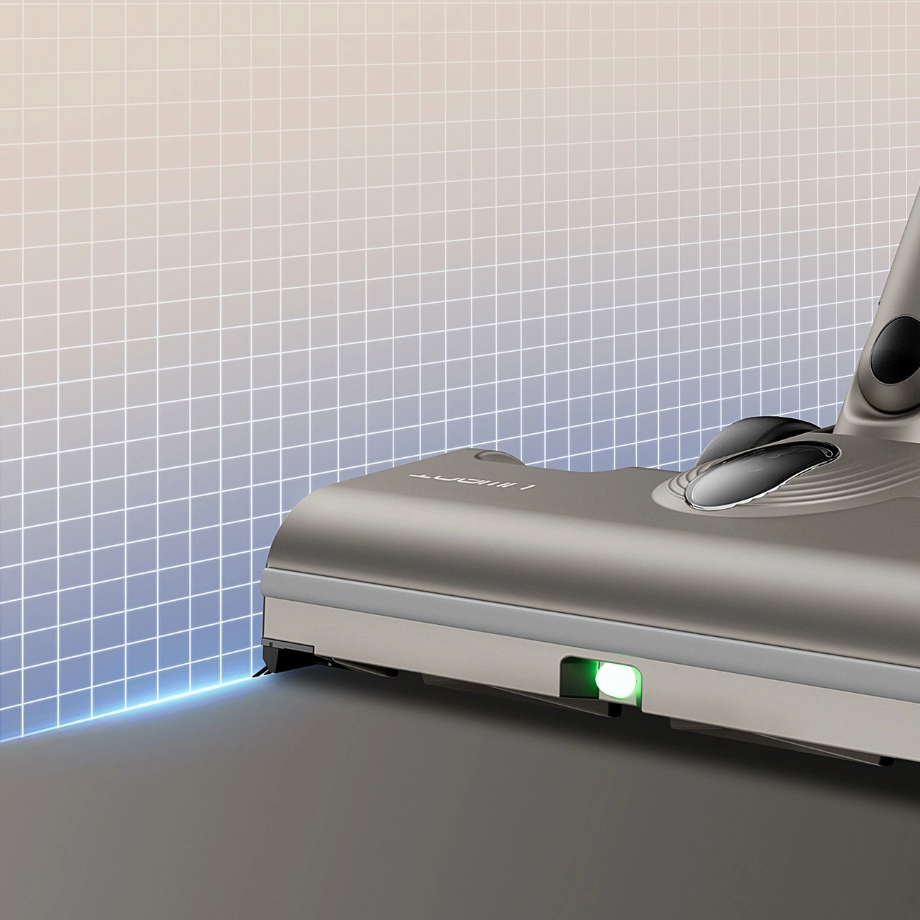 Szara głowica odkurzacza z zielonym światłem na ciemnej podłodze.