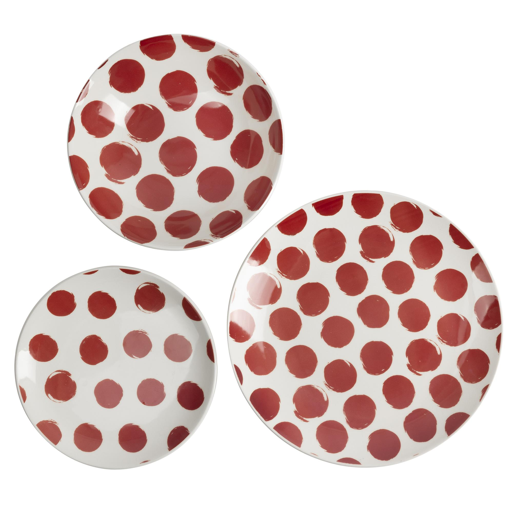 Tres platos blancos con lunares rojos.