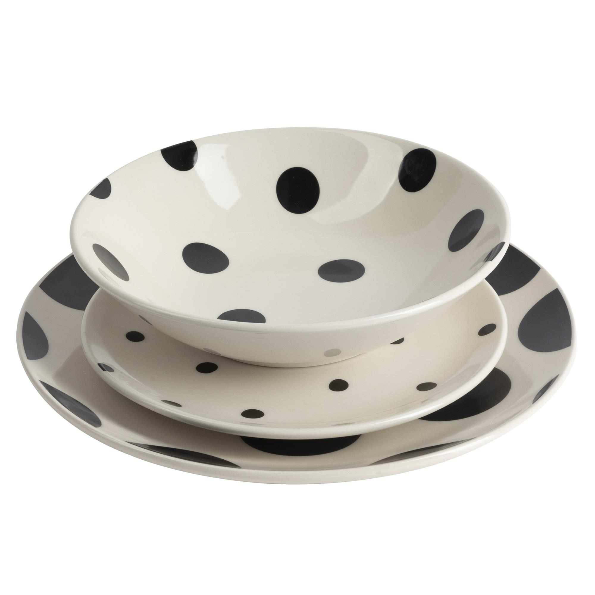 Cuenco y platos color crema con lunares negros.