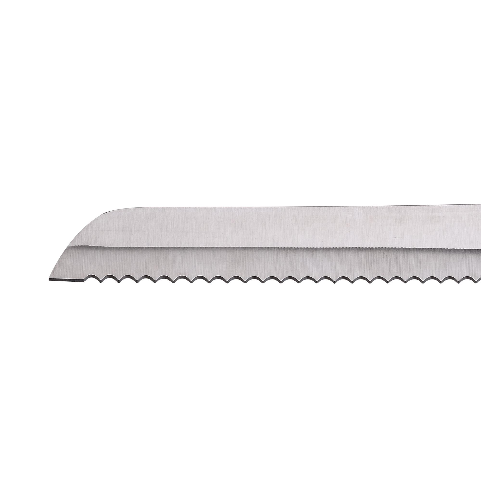 Primer plano de una hoja de cuchillo metálica afilada y dentada.