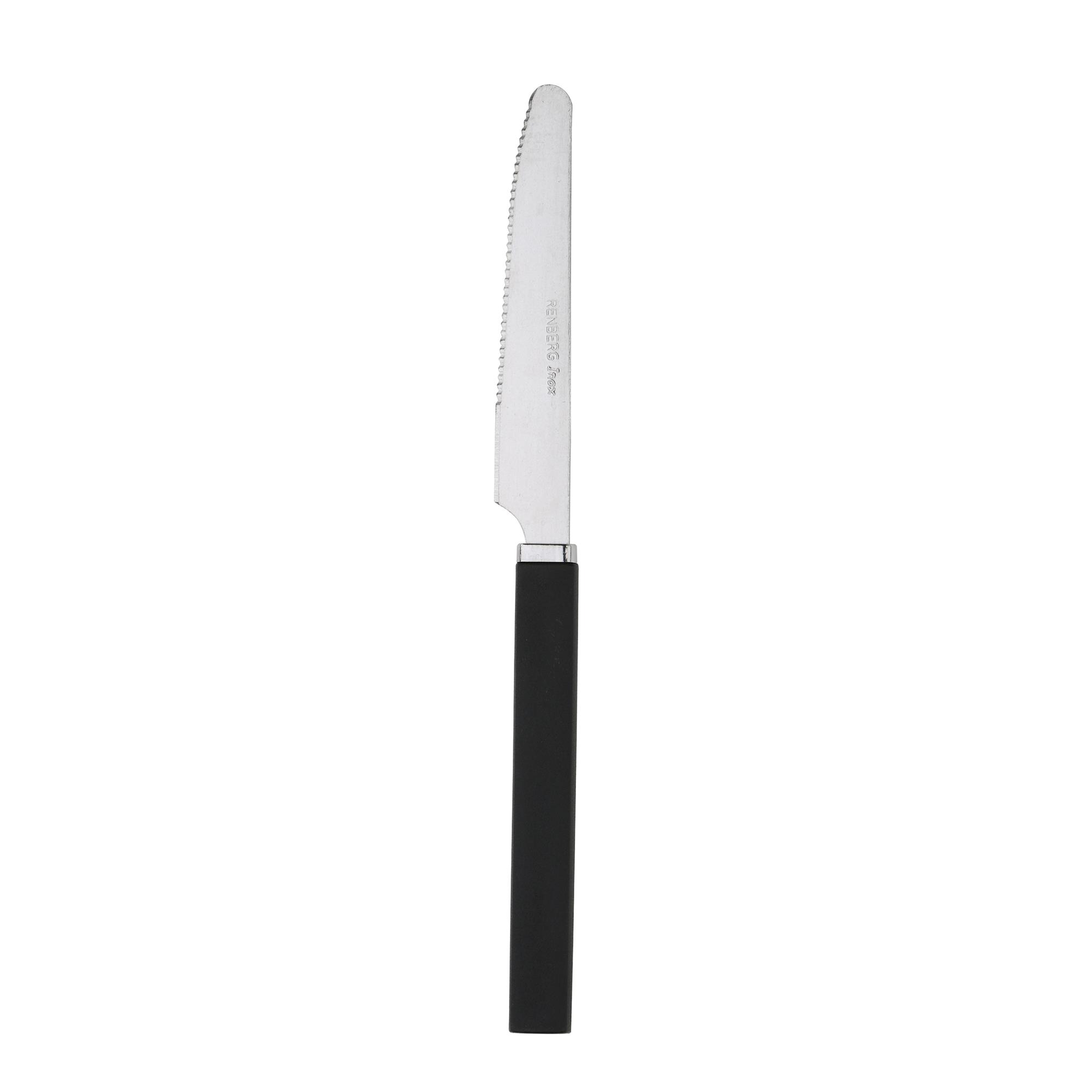 Un cuchillo de mesa plateado con mango negro y hoja dentada.