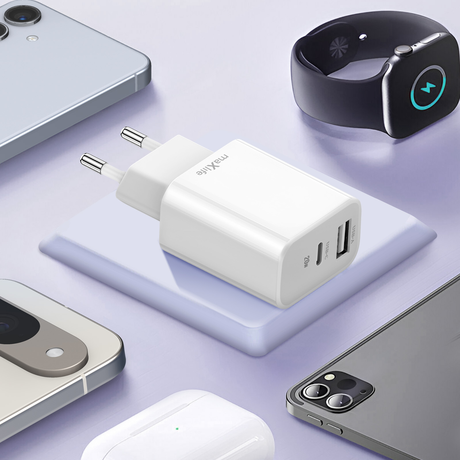 Un caricabatterie bianco con due porte USB e due telefoni cellulari.