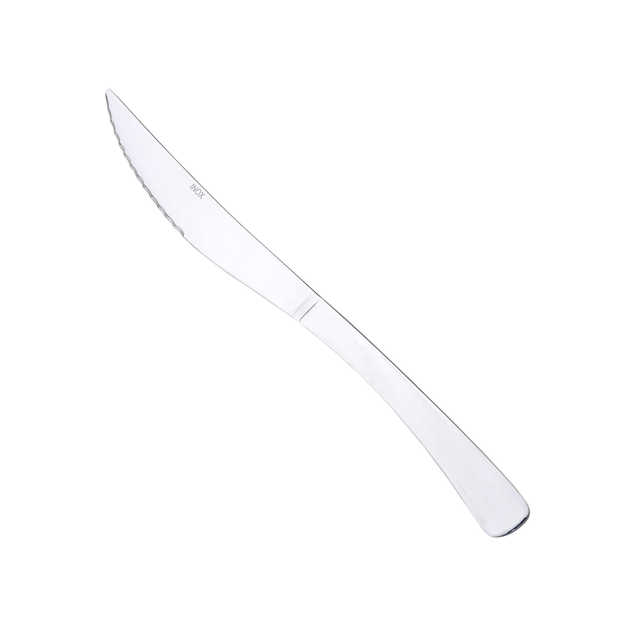 Un cuchillo plateado con borde dentado sobre fondo blanco.