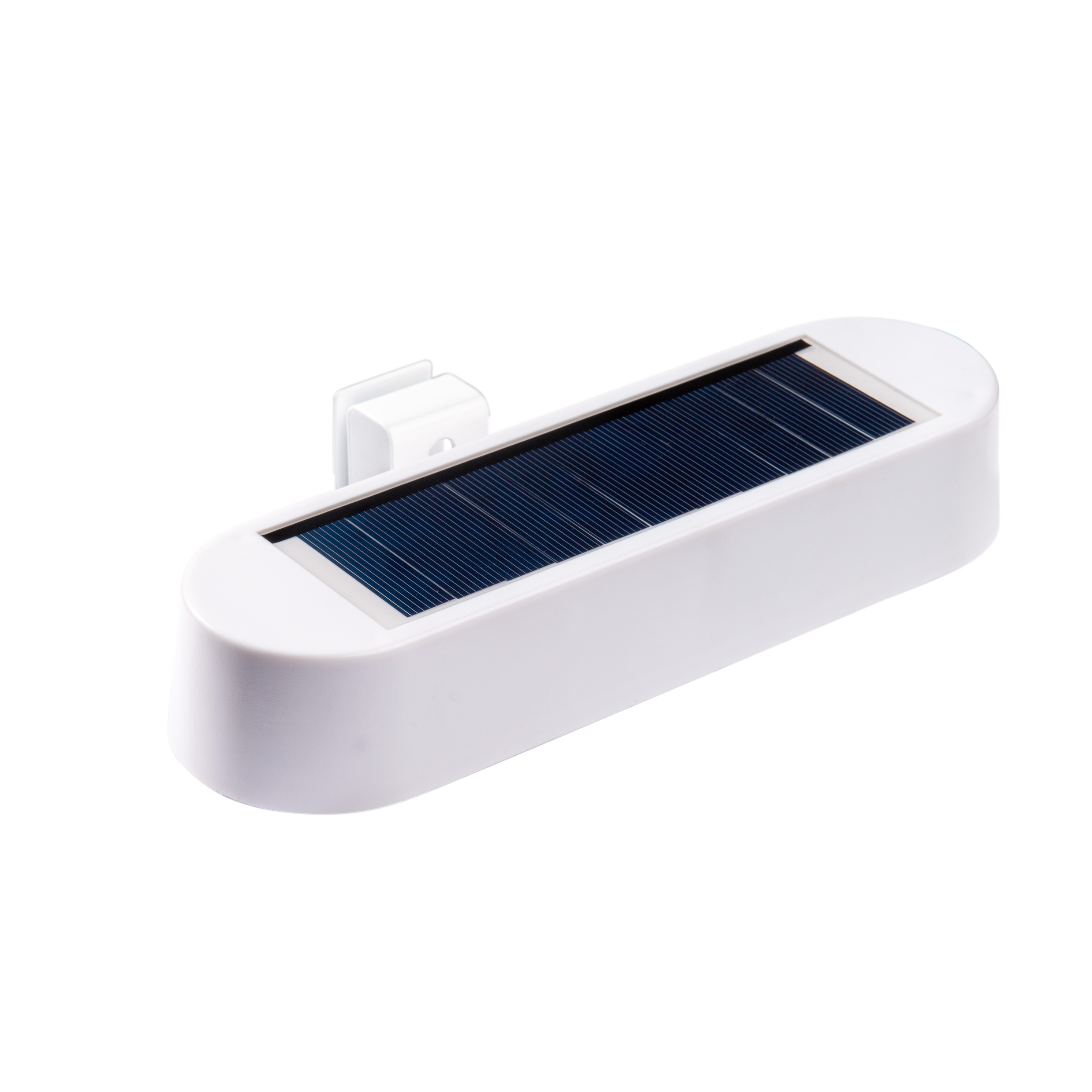 Ein weißes Solarlicht mit blauem Panel und Klemme, isoliert auf weiß.