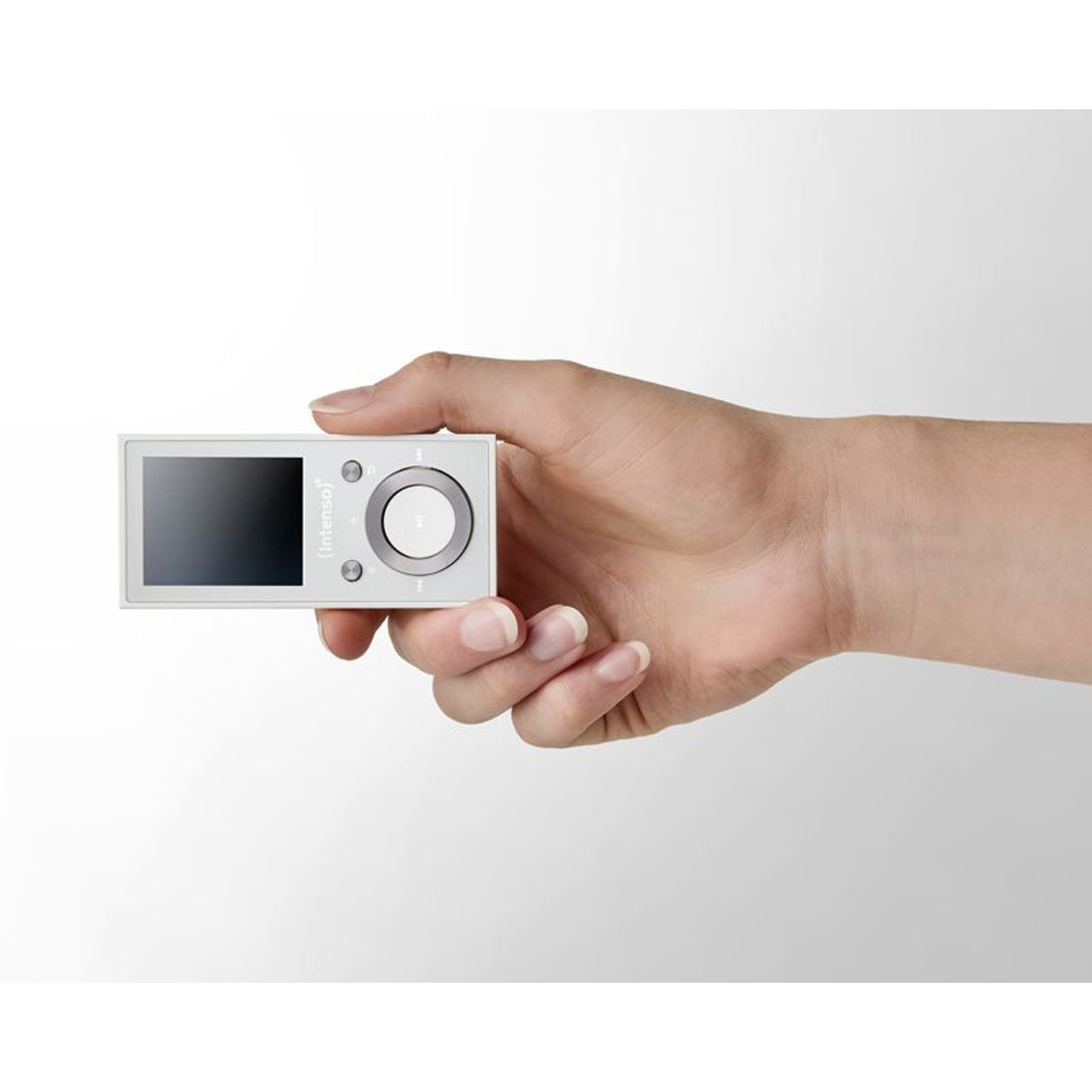 Eine Hand hält einen kleinen weißen MP3-Player mit schwarzem Bildschirm.