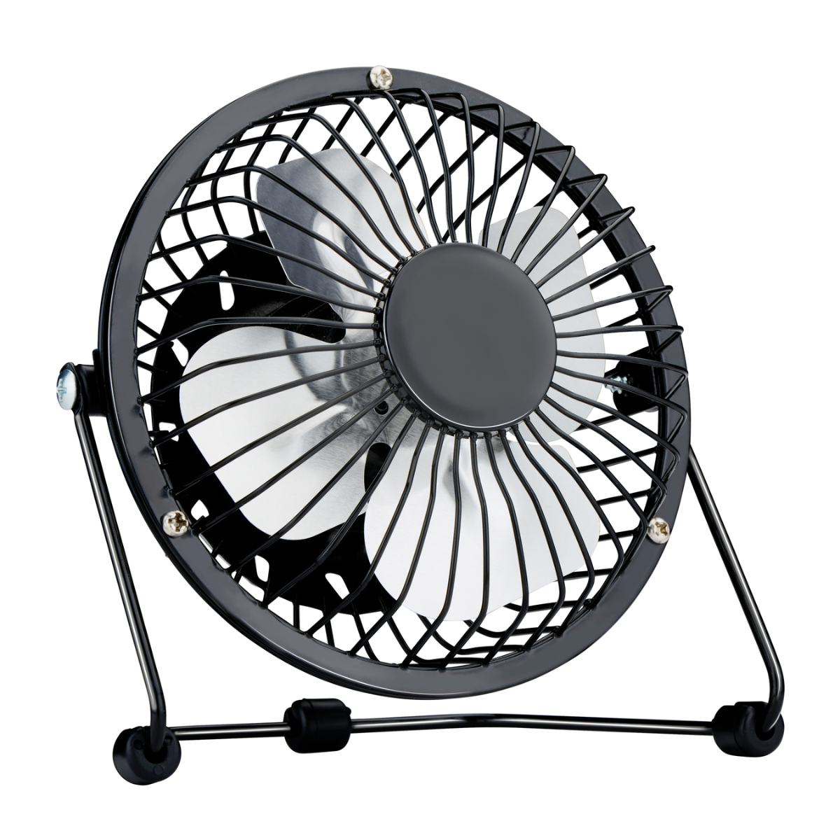 Een kleine zwarte tafelventilator met zilveren bladen en een metalen rooster.