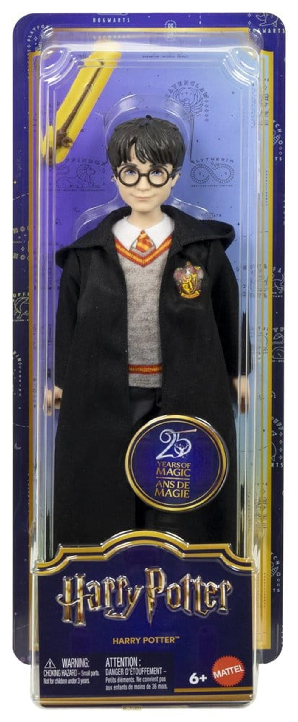 Poupée Harry Potter en tenue Poudlard avec baguette, en emballage.