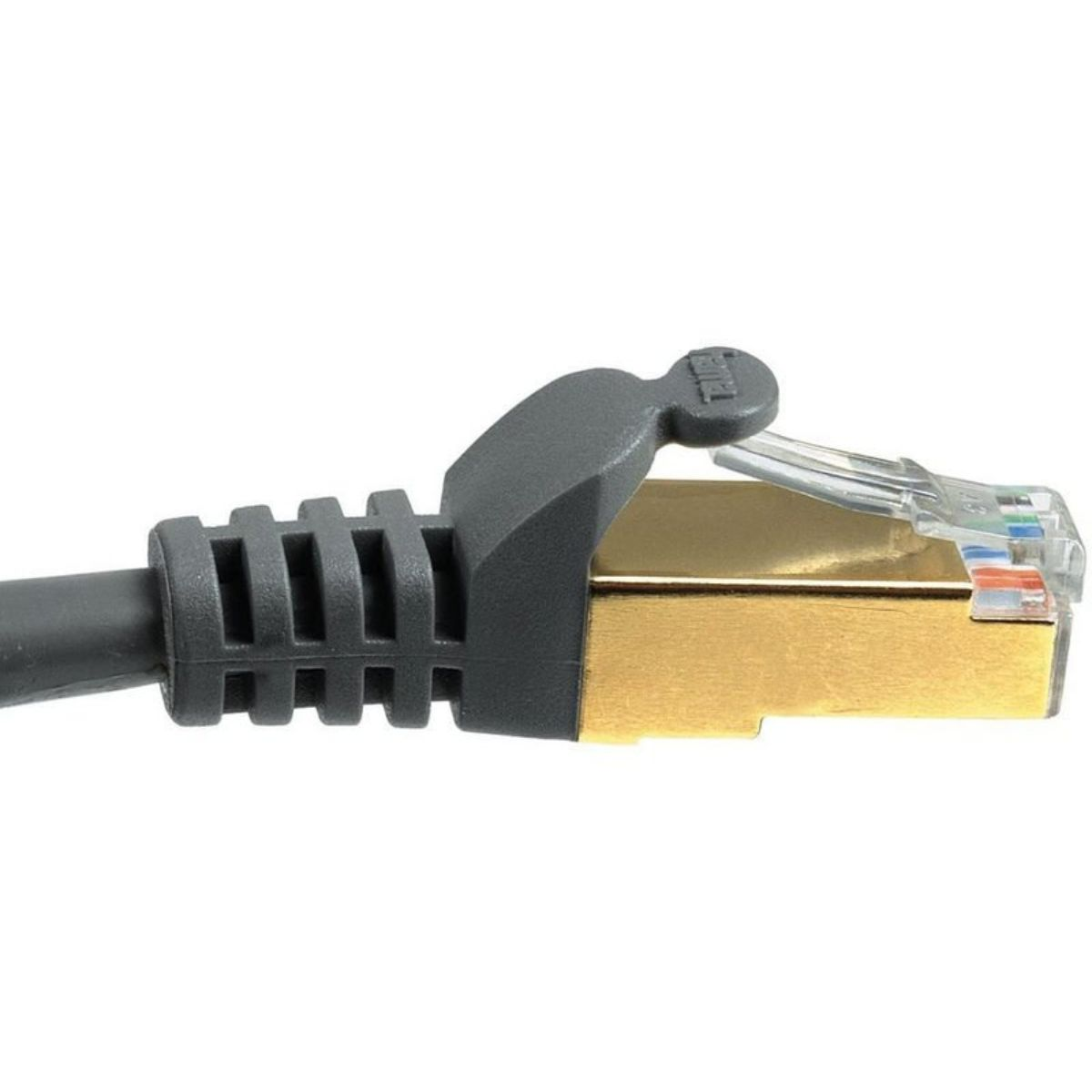 Nahaufnahme eines goldfarbenen Ethernet-Steckers mit grauem Kabel und Verriegelungsclip.