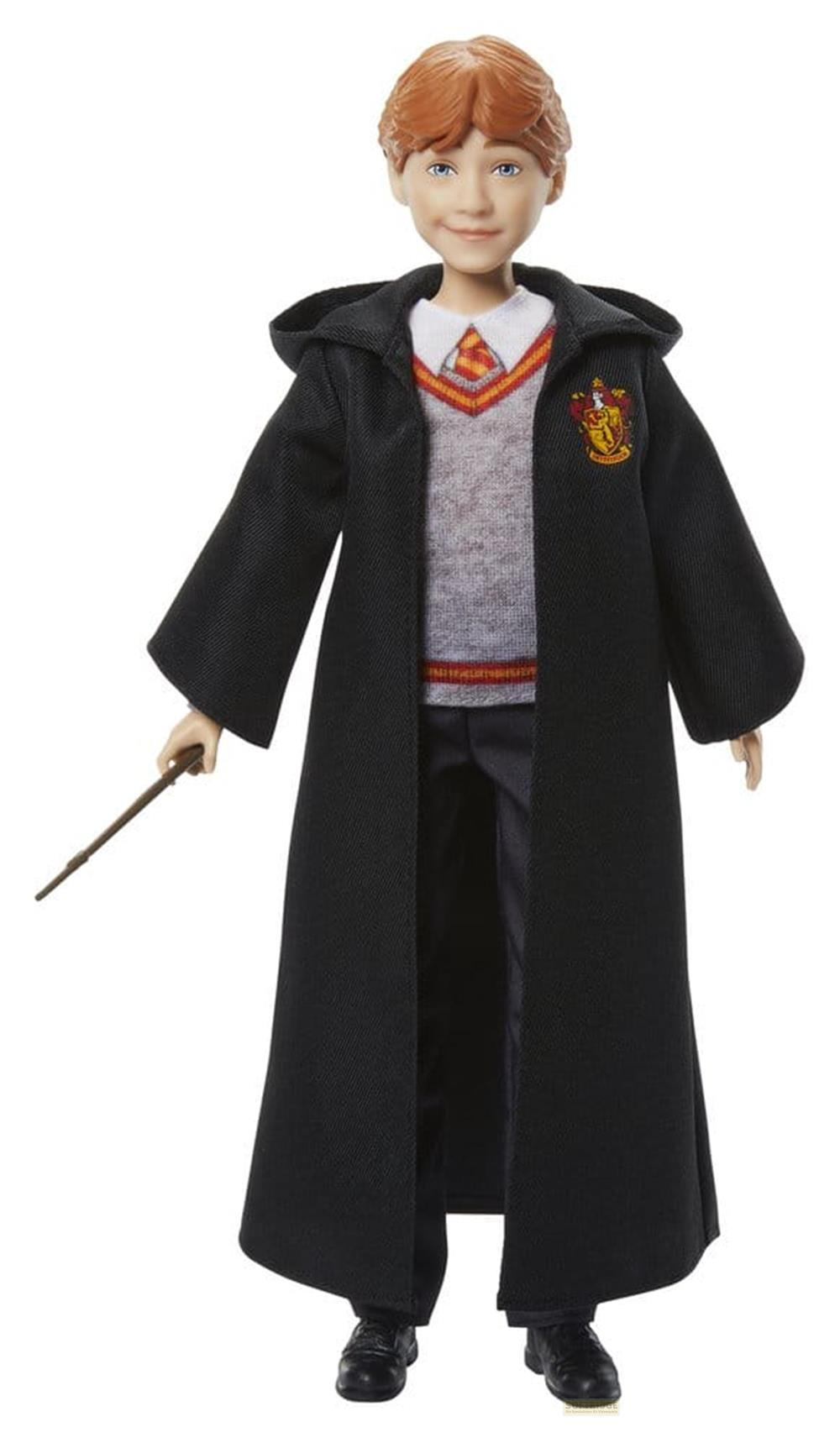Ein Junge mit roten Haaren trägt eine schwarze Robe und hält einen Zauberstab.