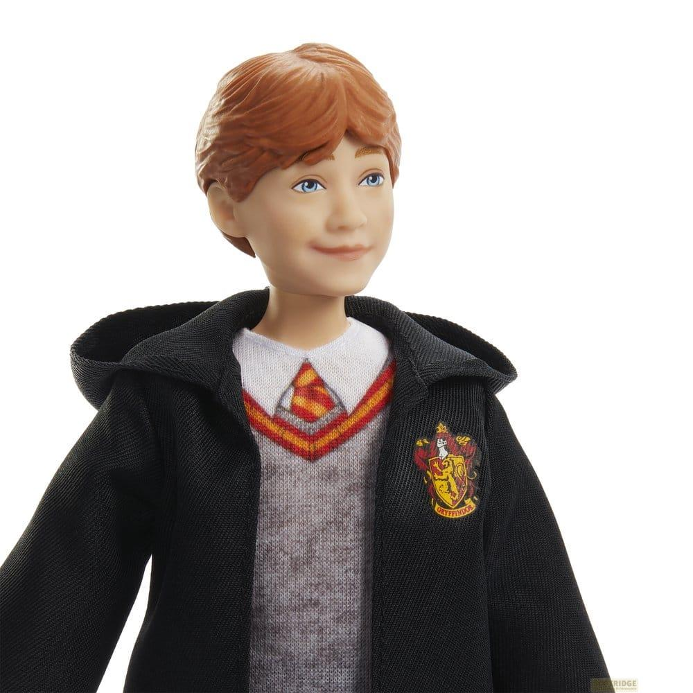 Eine Puppe im Gryffindor-Outfit mit Wappen und gestreiftem Hemd.