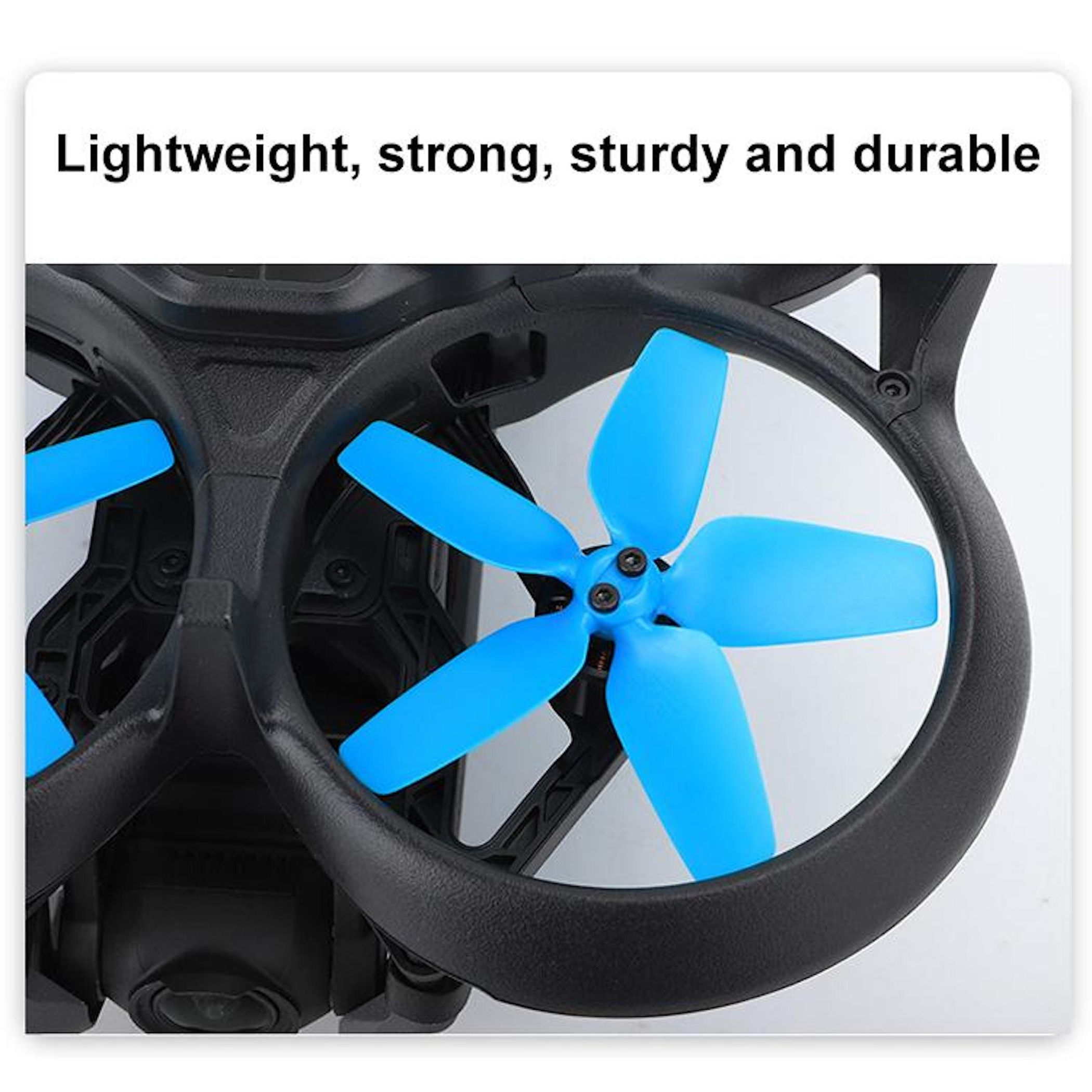 Nahaufnahme eines Drohnenpropellers mit blauen Rotorblättern und schwarzem Rahmen.