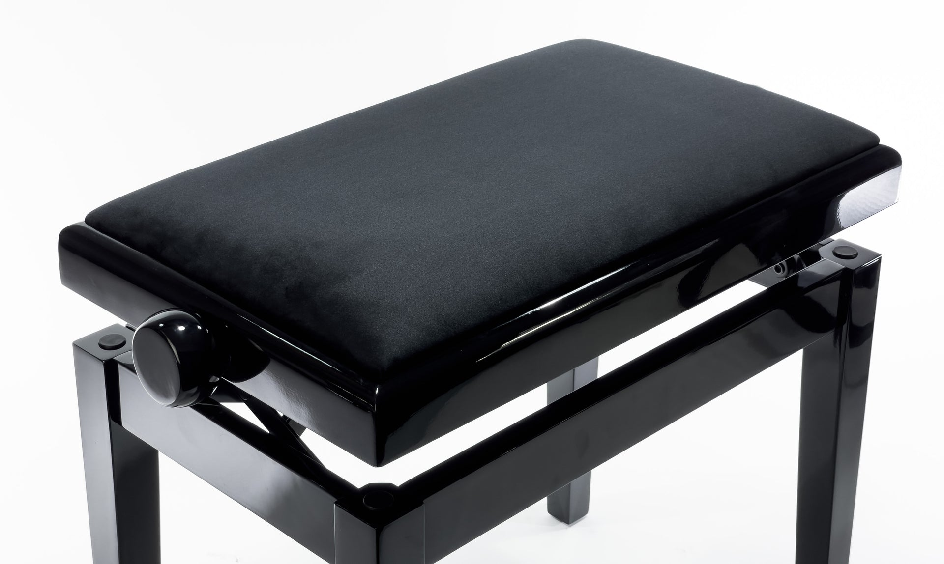 Ein schwarzer, gepolsterter Hocker mit glänzenden Beinen und einem Einstellknopf.