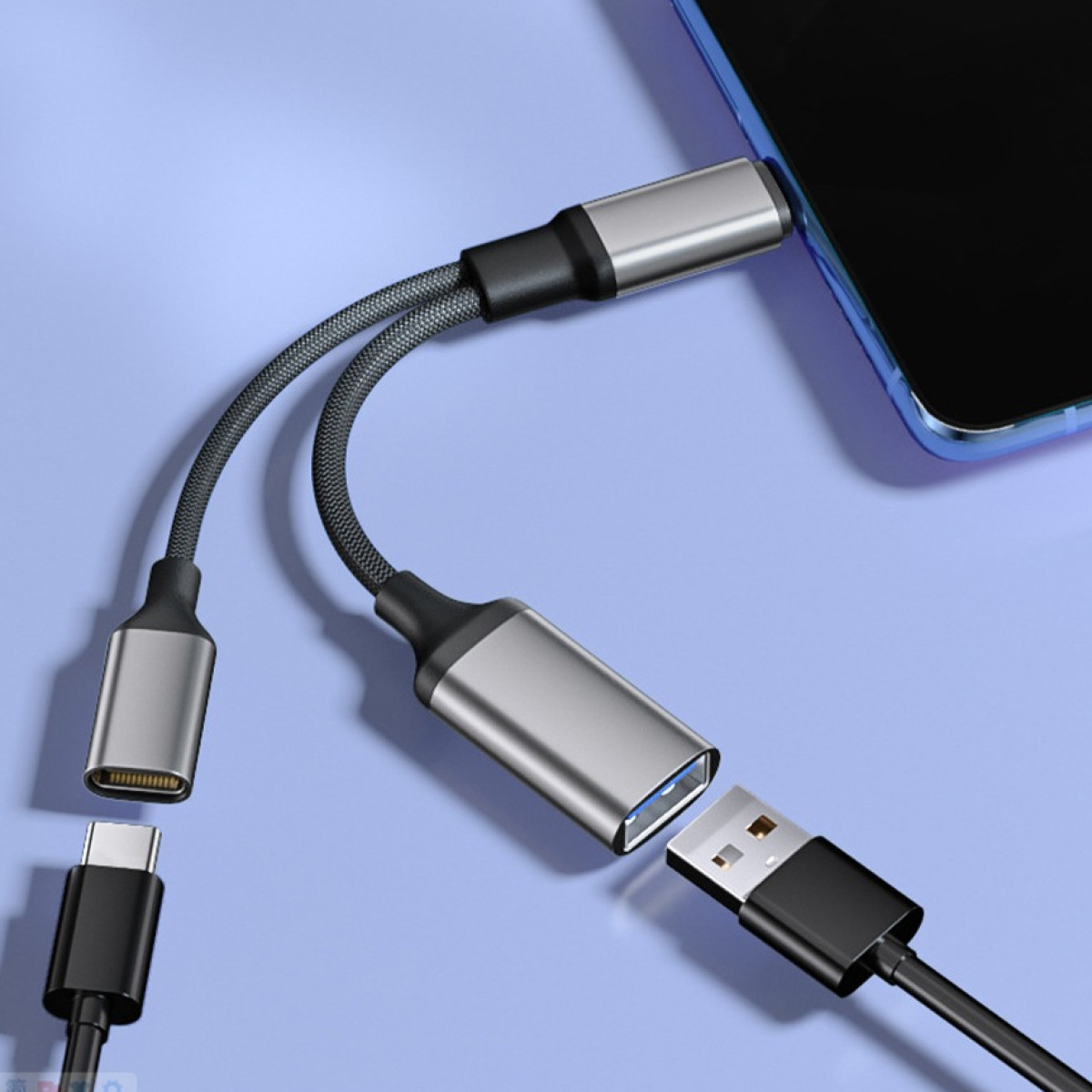Ein USB-C-Adapter mit zwei Anschlüssen und einem USB-A-Anschluss, der an ein blaues Smartphone angeschlossen ist.