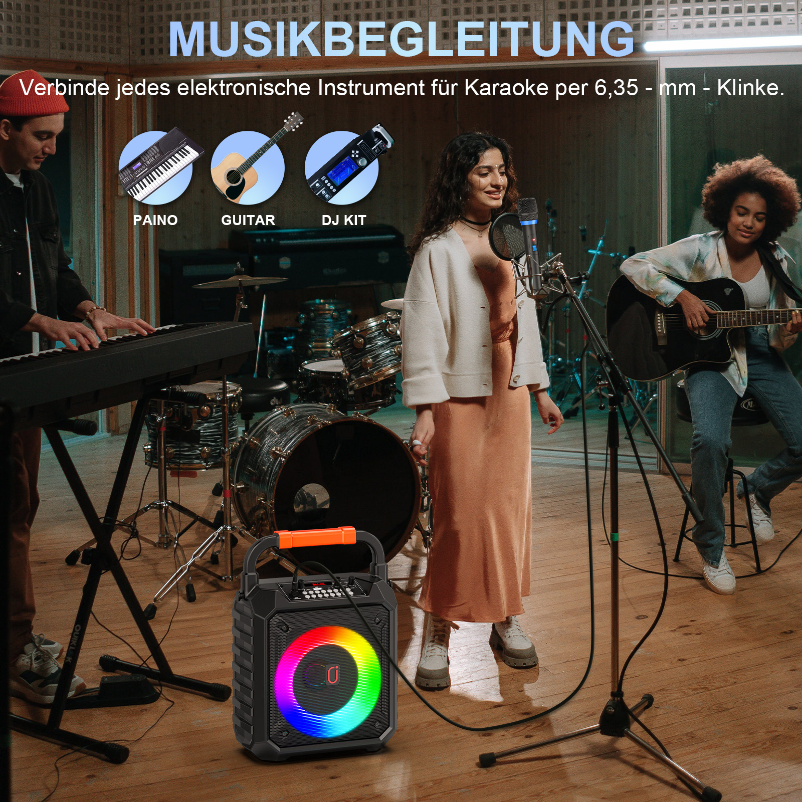Musiker in einem Studio: Pianist, Sängerin, Gitarristin. Bunter Lautsprecher.