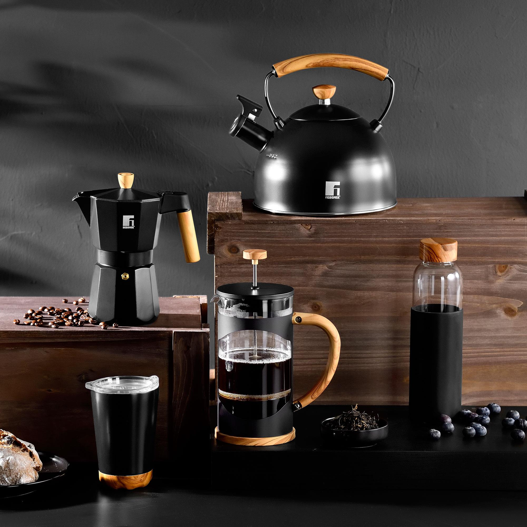 Nero e legno: caffettiera, french press, borraccia, tazza.