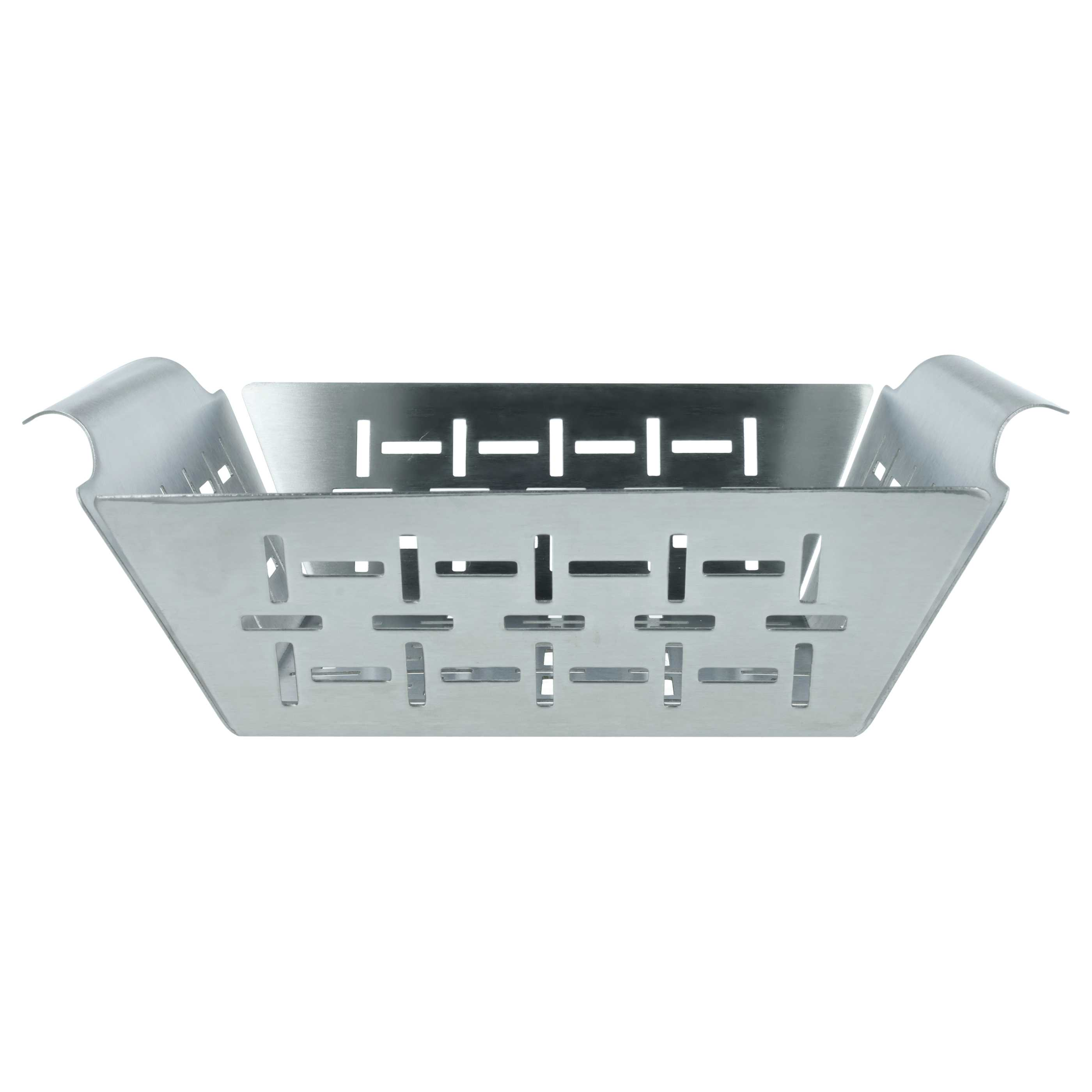 Eine silberne Grillkorbschale mit rechteckigen Schlitzen und gebogenen Griffen.