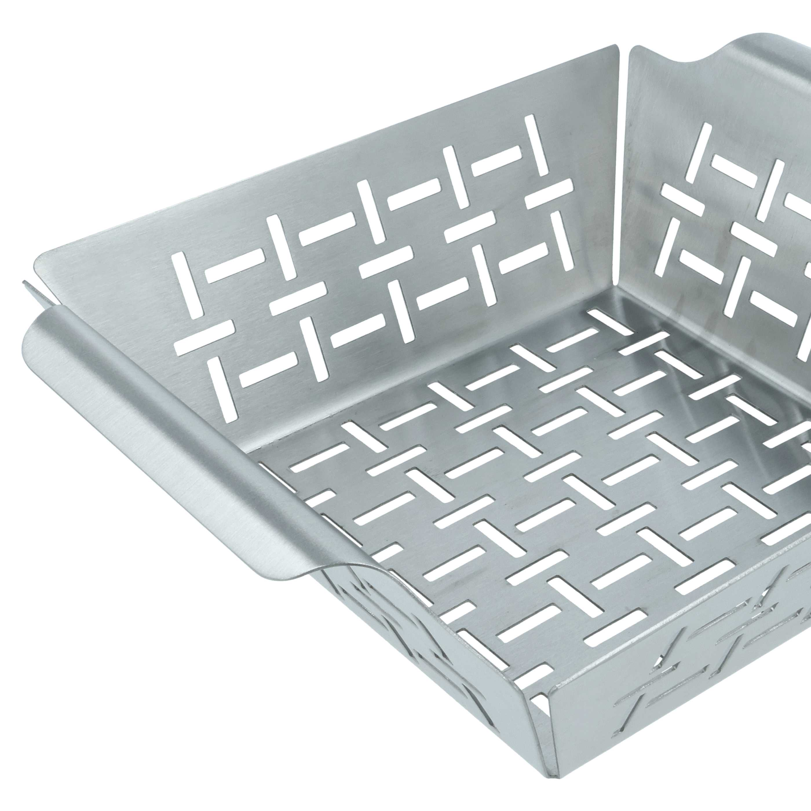 Ein silberner Grillkorb mit Perforationen im Rautenmuster, auf weißem Hintergrund.