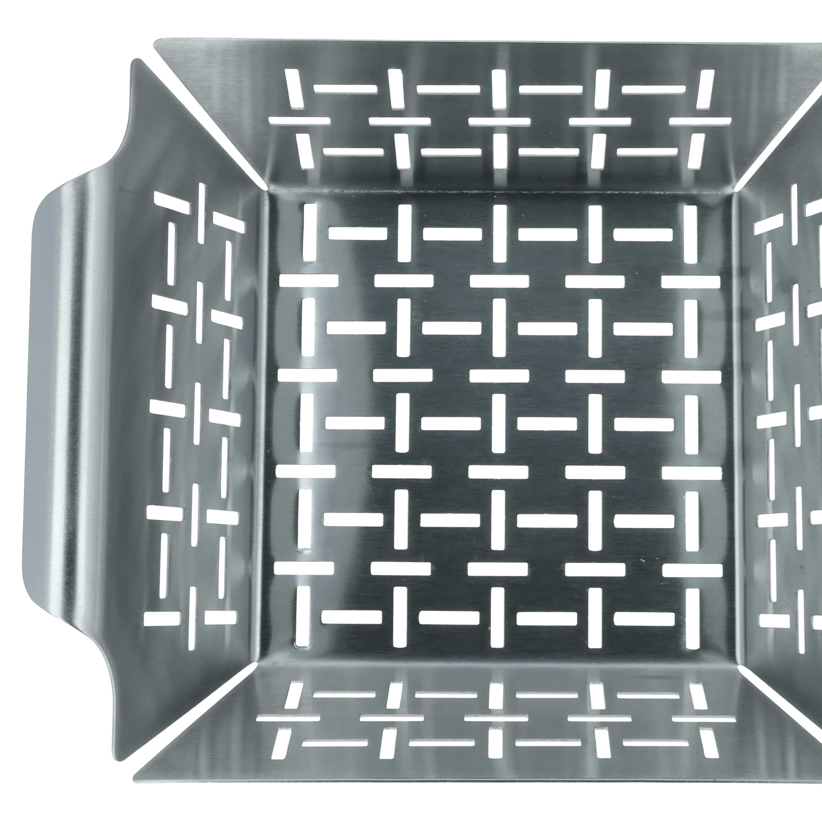 Ein rechteckiger, perforierter Metallkorb mit Griffen, weißer Hintergrund.