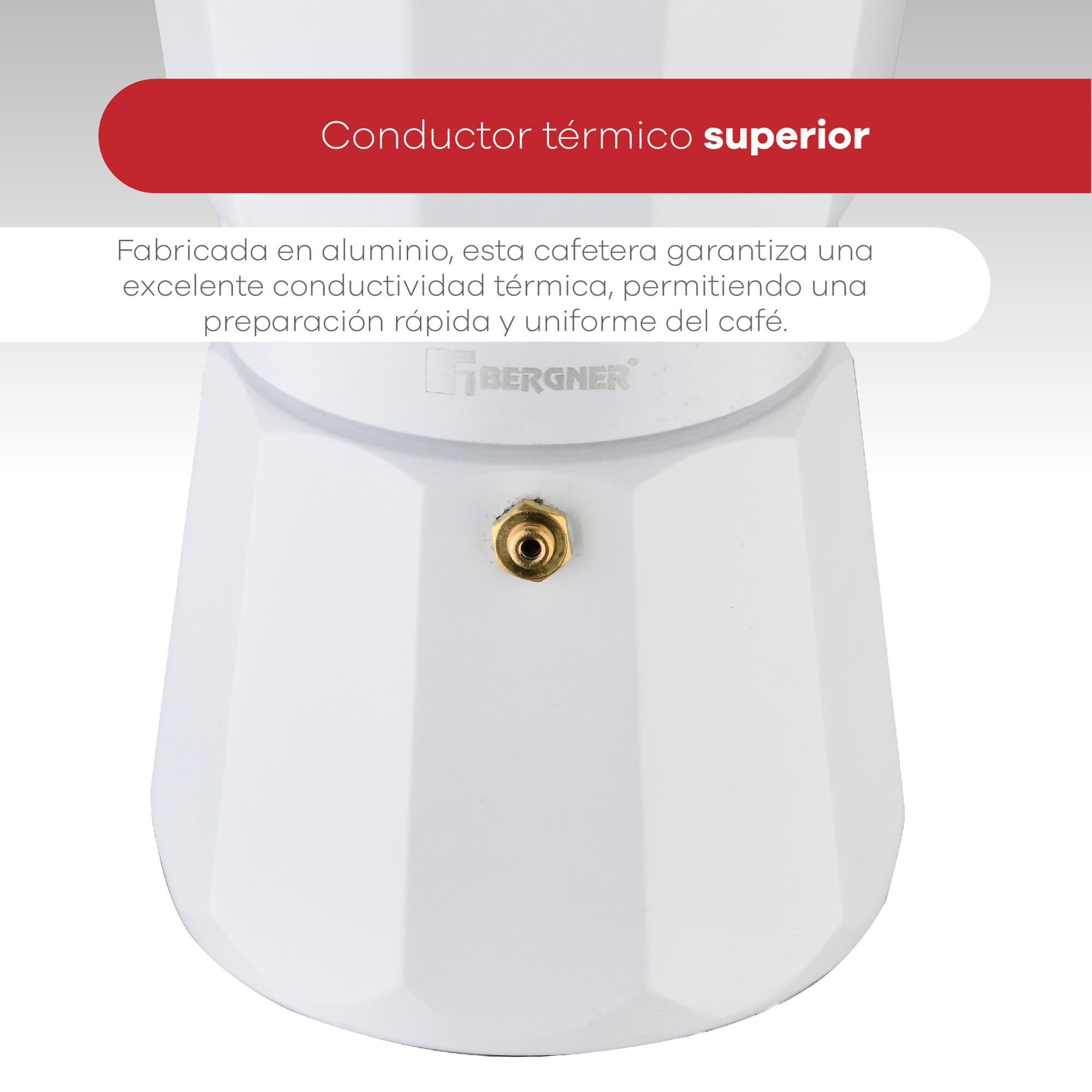 Cafetera blanca de aluminio con logo Bergner y válvula de latón.