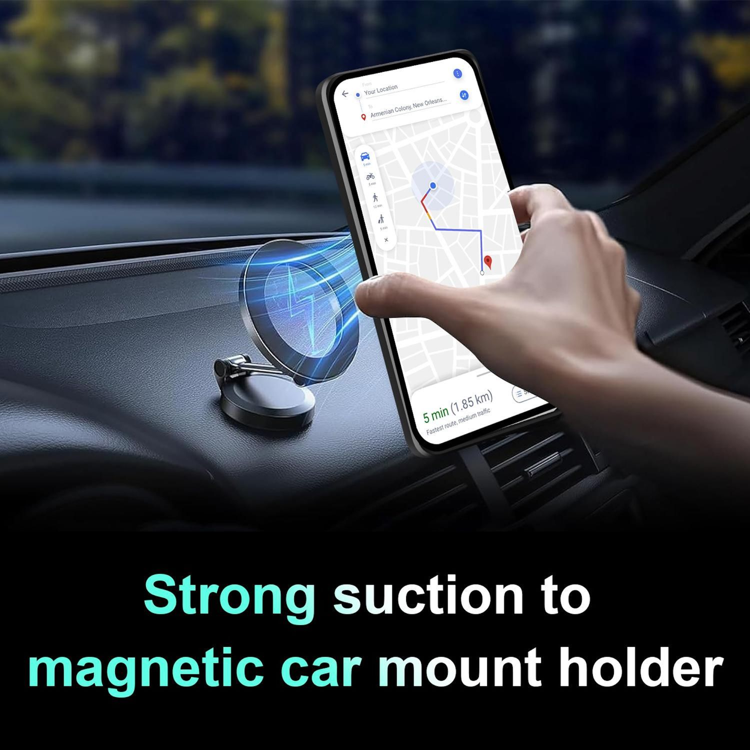 Hand hält Handy mit Navi-App auf Armaturenbrett neben Magnethalterung.