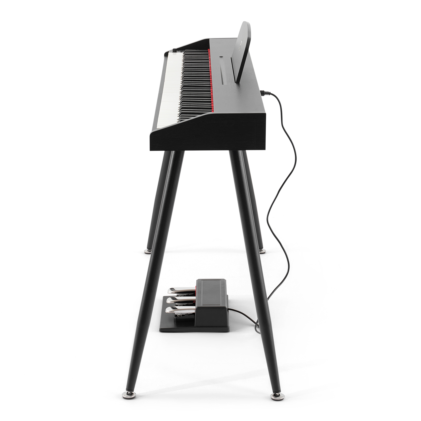 Ein schwarzes Digitalpiano mit Notenständer und Kabel, auf drei Beinen stehend.