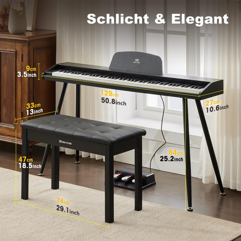 Ein schwarzes Digitalpiano mit Notenständer und schwarzer Bank steht auf einem Teppich.
