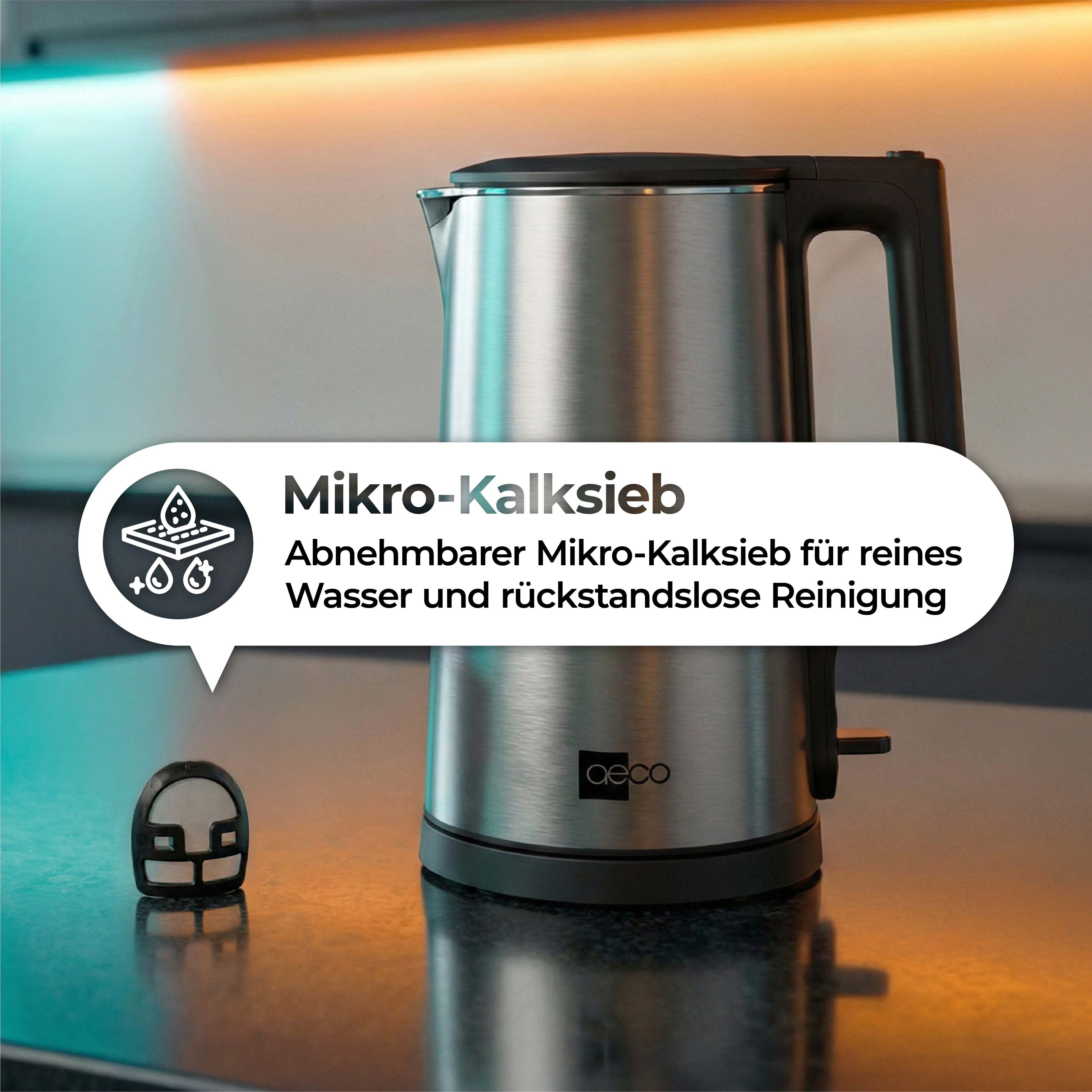 Silberner Wasserkocher mit abnehmbarem Kalkfilter, steht auf dunkler Oberfläche.