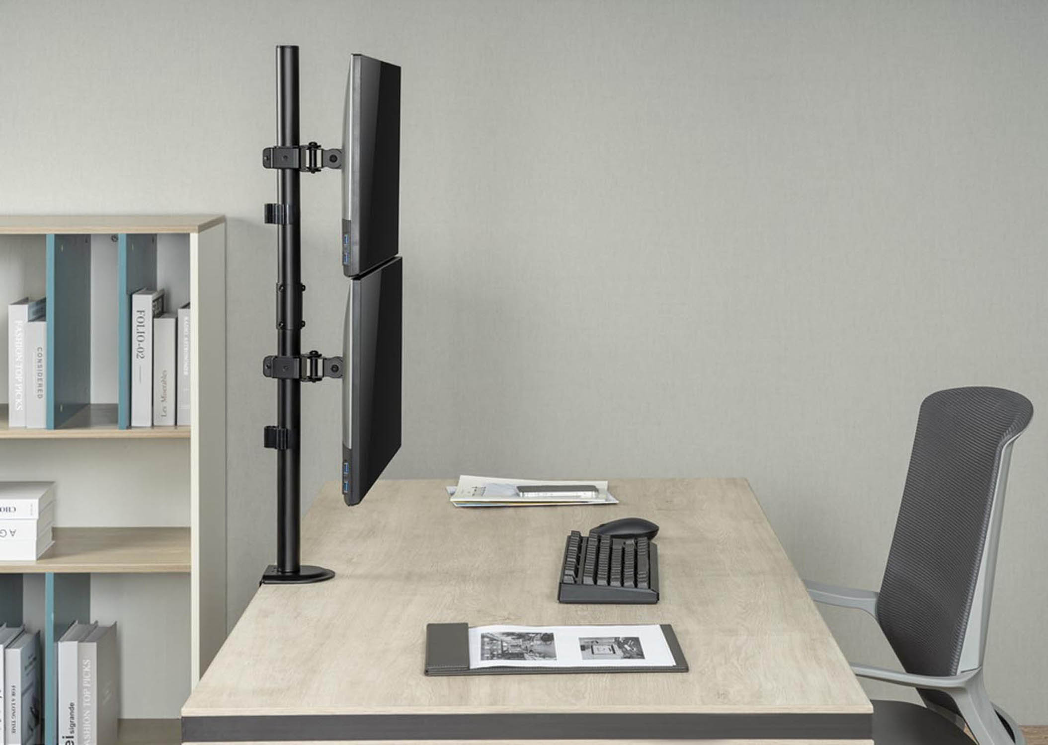 Bureau met dubbele monitor, toetsenbord, muis en bureaustoel.