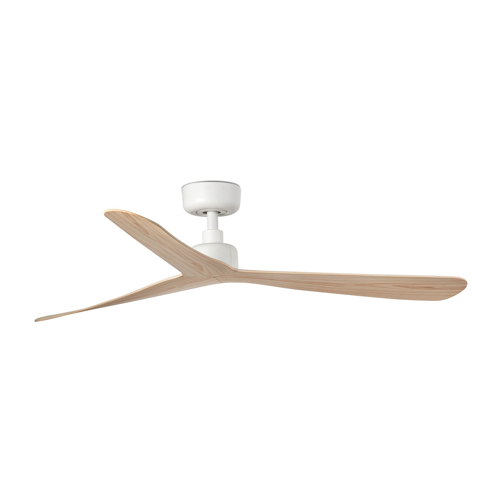 Un ventilatore da soffitto bianco con tre pale in legno.