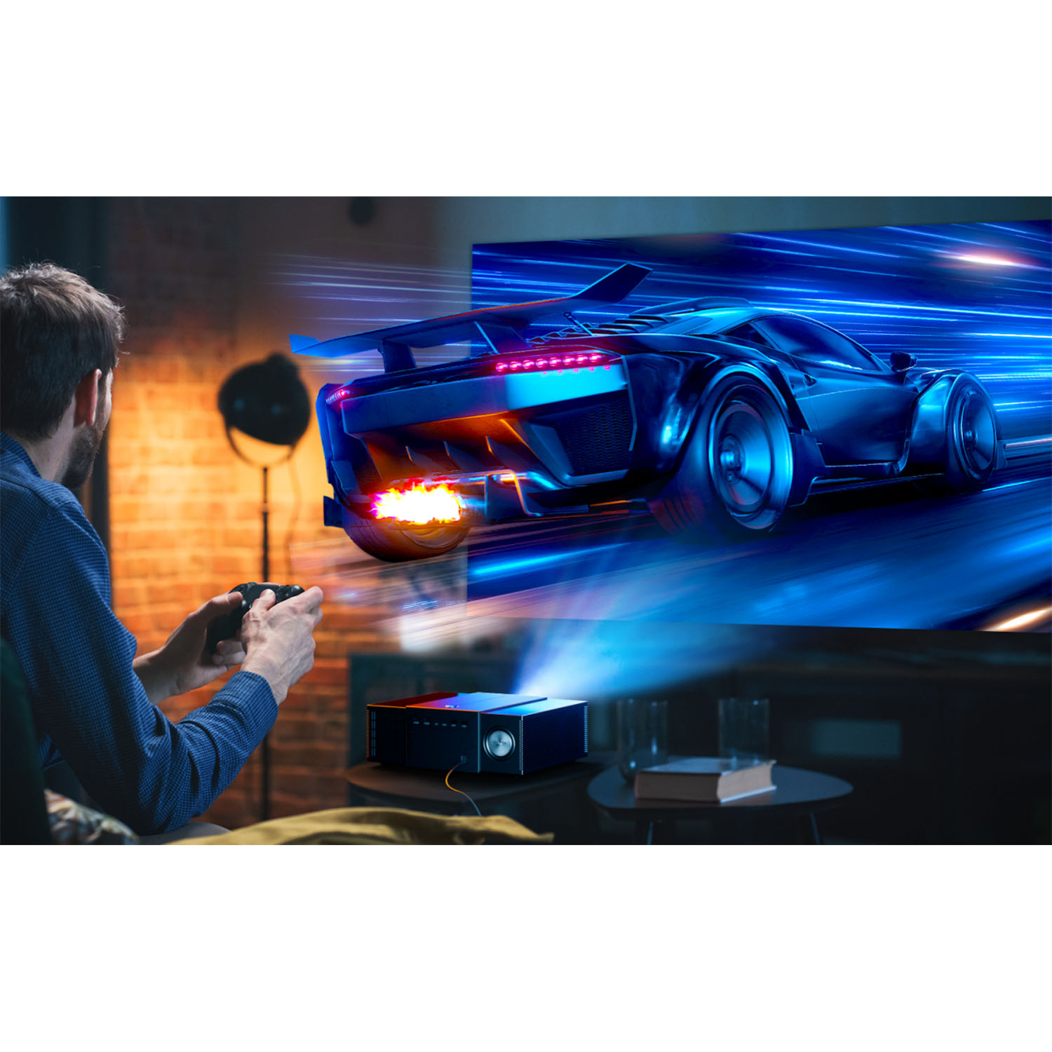 Ein Mann spielt Videospiele auf einem Projektor, der ein Rennauto zeigt.