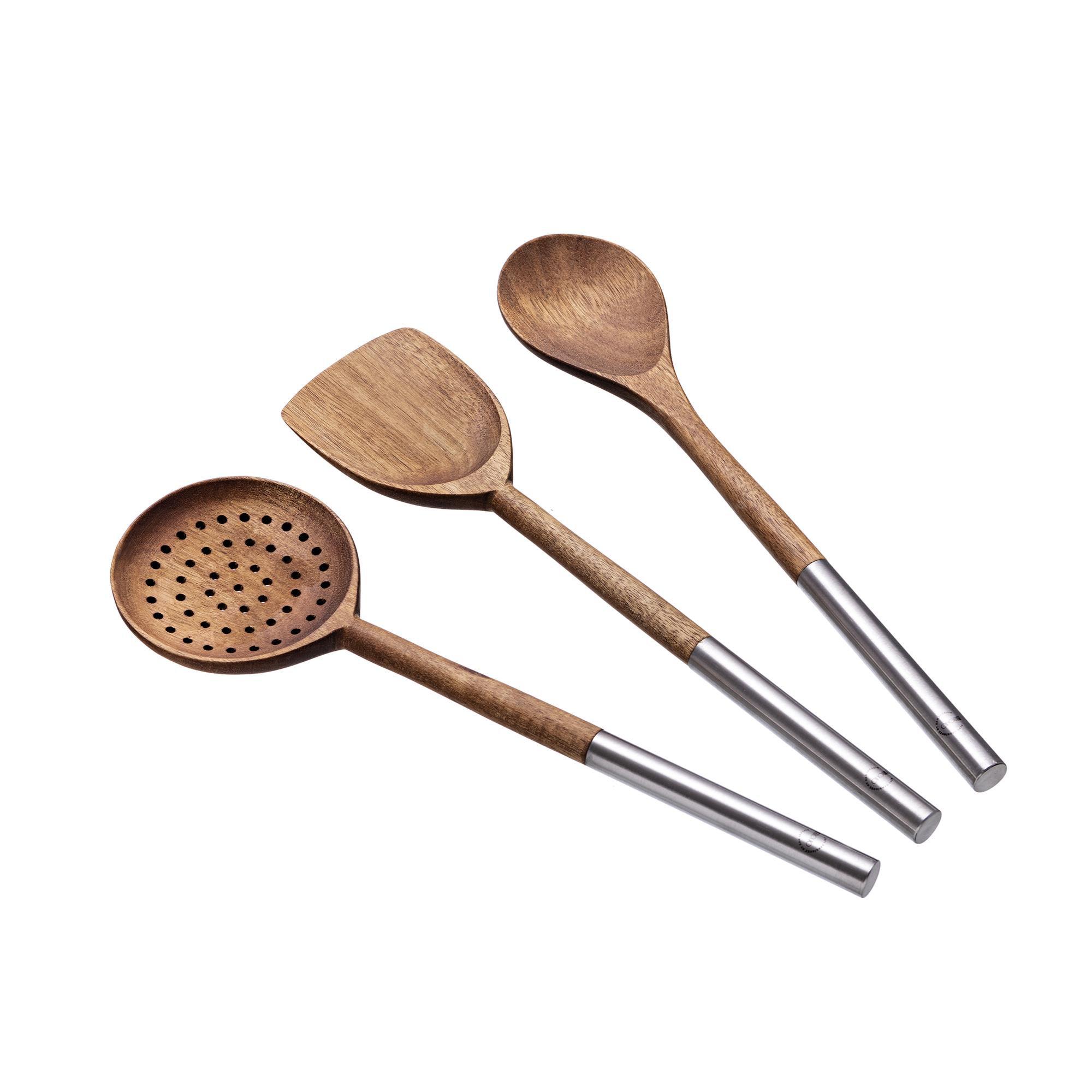 Utensilios de cocina de madera: cuchara ranurada, espátula y cuchara con mangos metálicos.