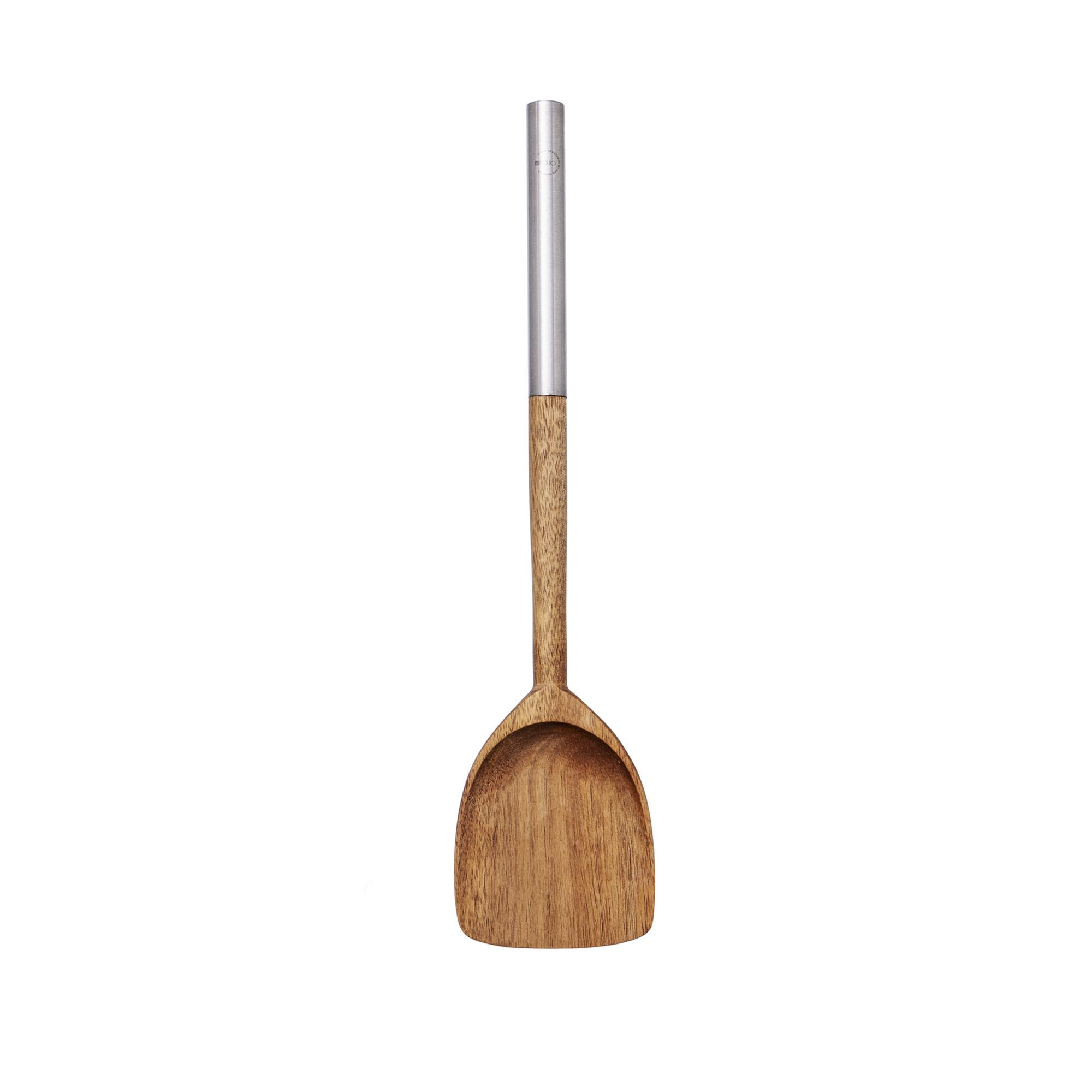 Espátula de wok de madera con mango de metal, fondo blanco.