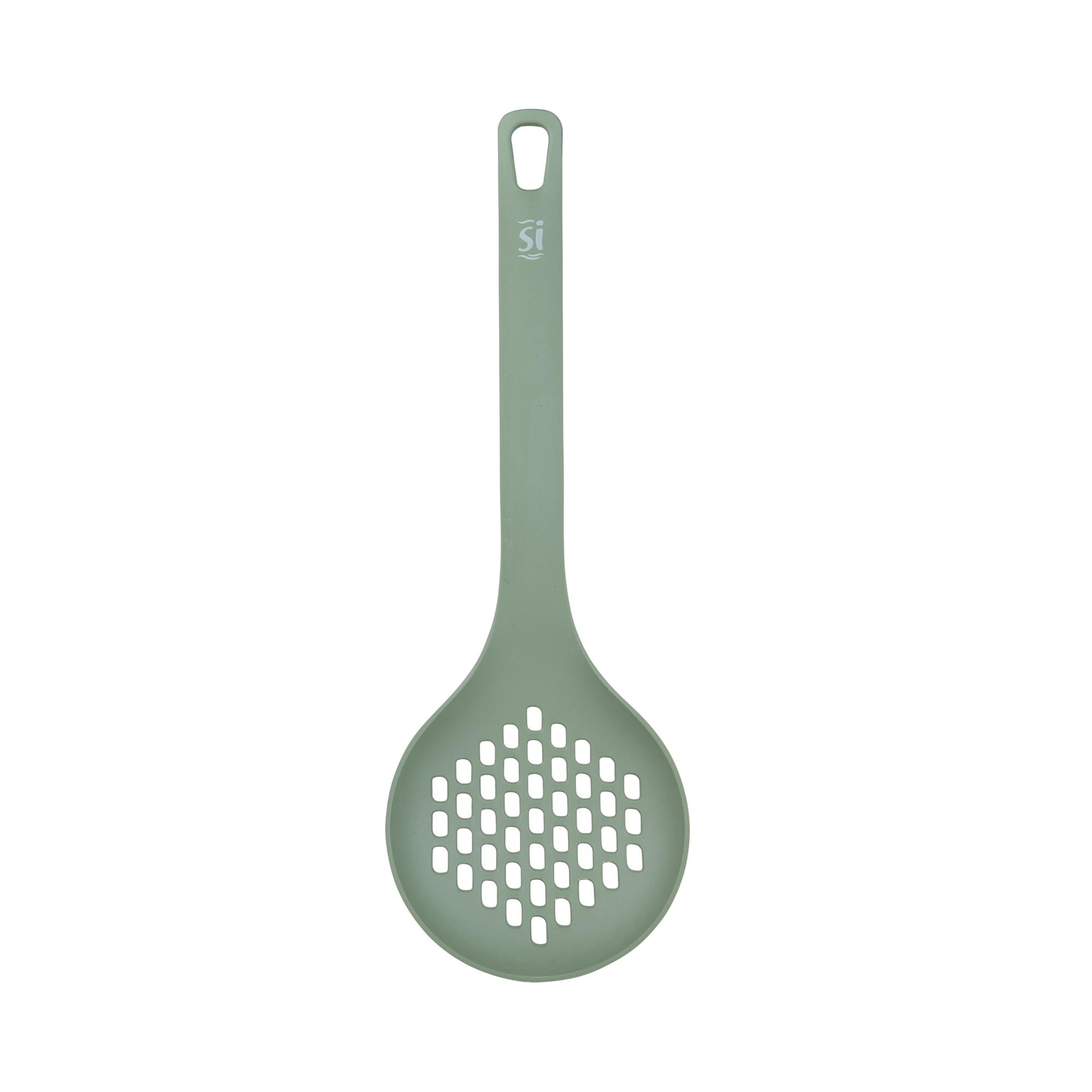 Un espumador de cocina verde con forma de cuchara y muchos agujeros.