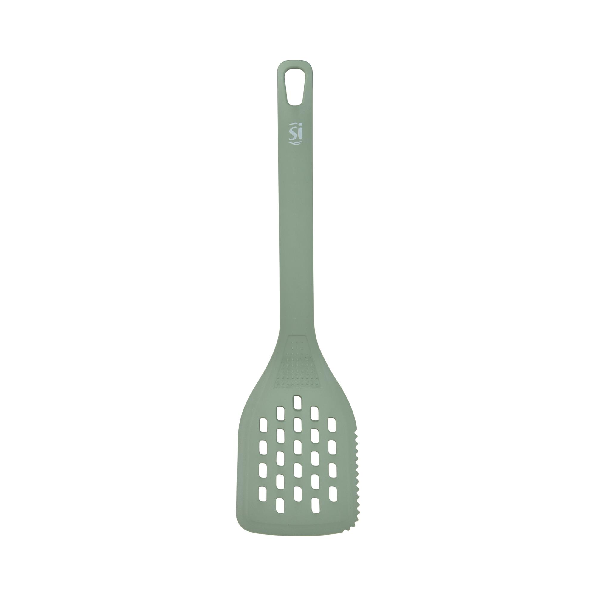 Una espátula de cocina verde con agujeros y un mango con asa.