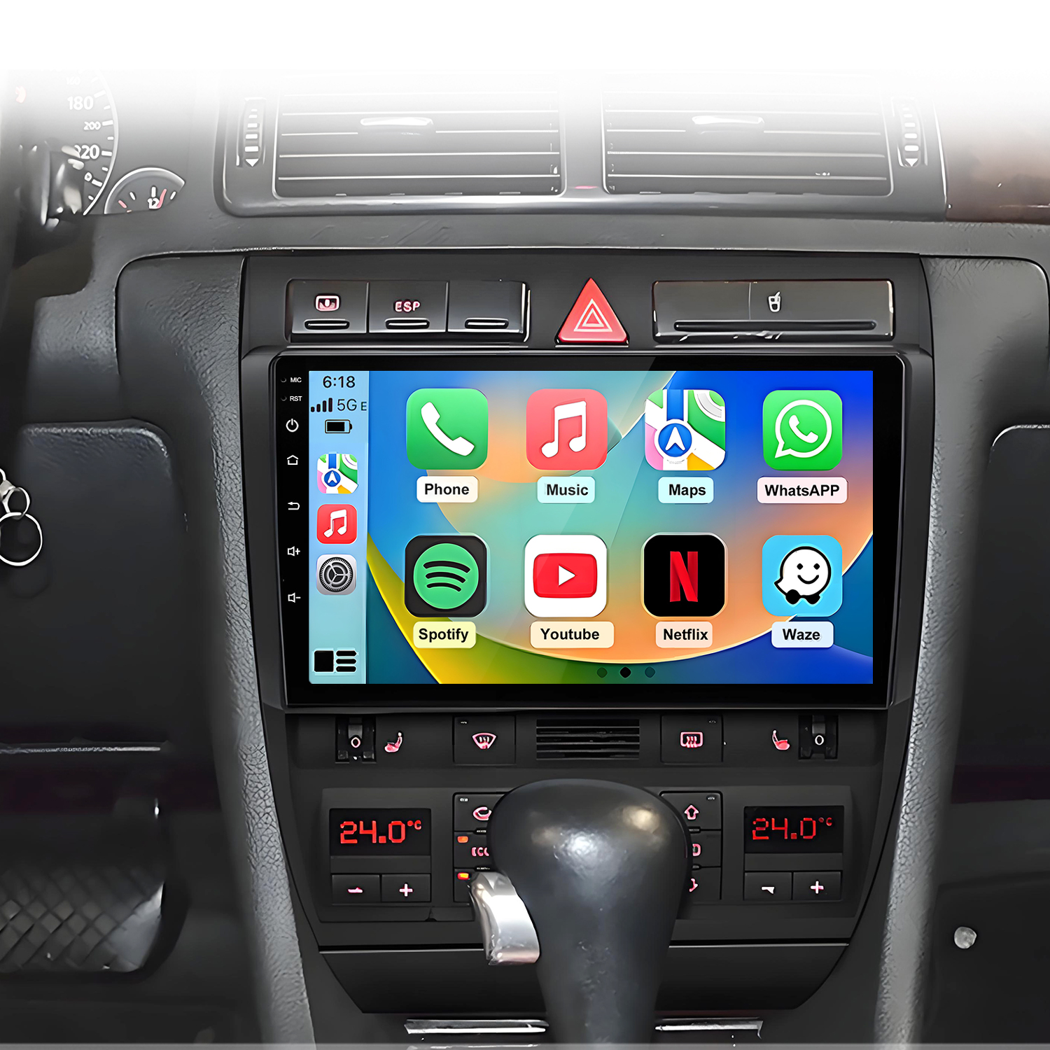 Autoinnenraum mit Touchscreen, zeigt Handy-Apps wie Phone, Music, Maps, Spotify.