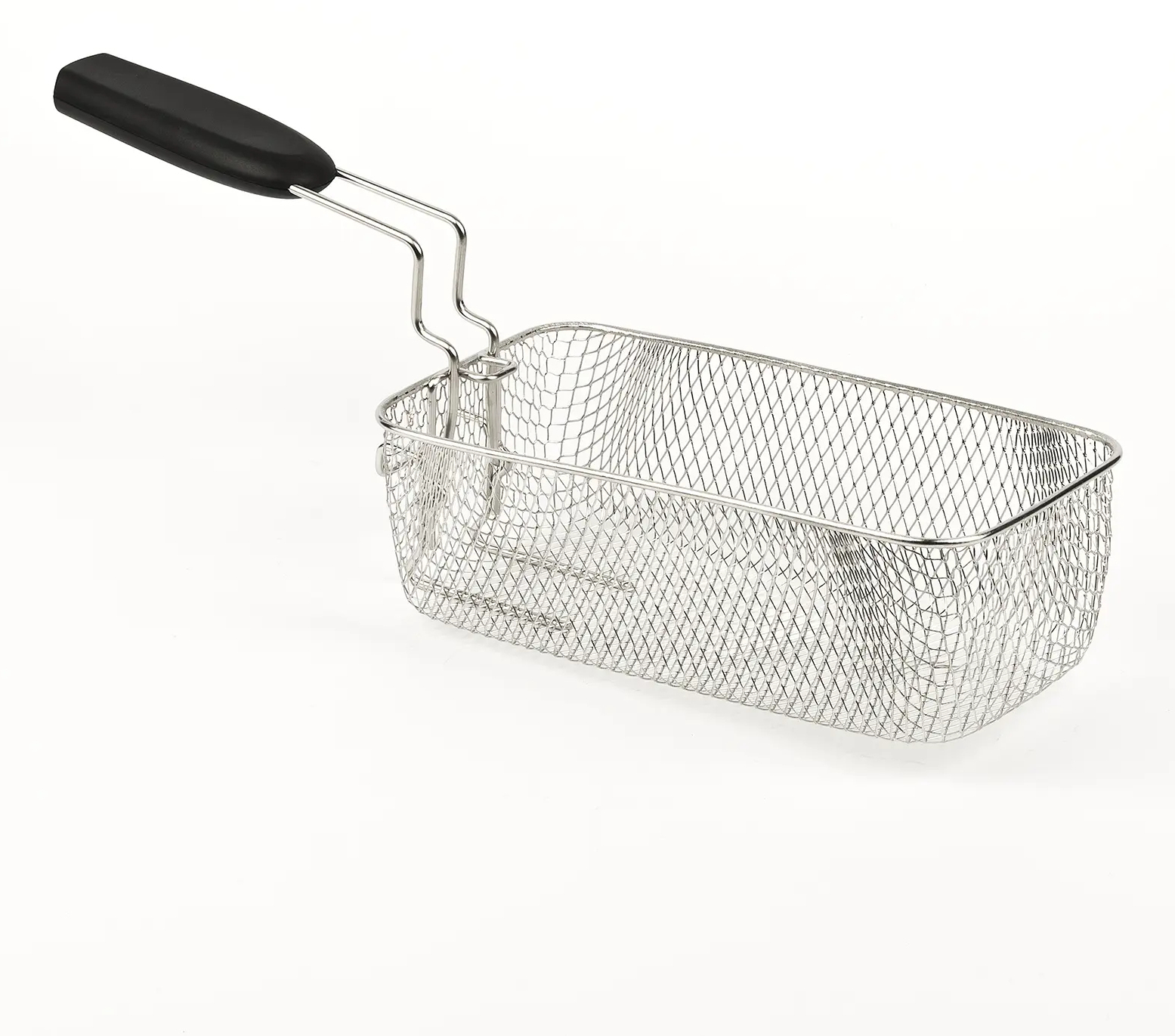 Srebrny koszyk do smażenia z siatki z czarną rączką na białym tle.