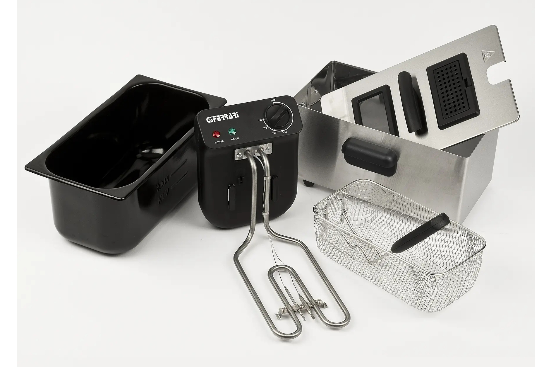 Czarny pojemnik, czarna frytkownica i metalowy kosz na białym tle.