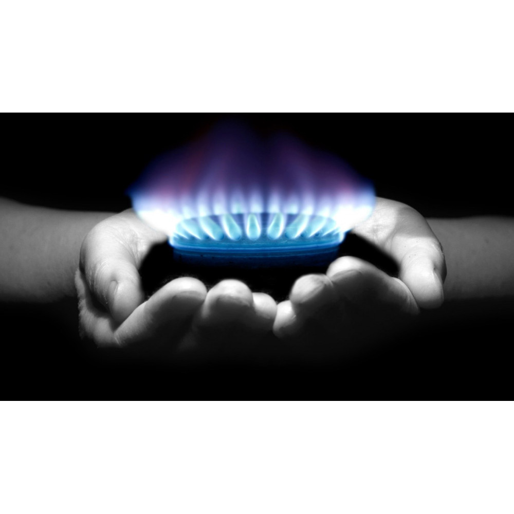 Niebieski płomień gazowy płonie w otwartych dłoniach na czarnym tle.